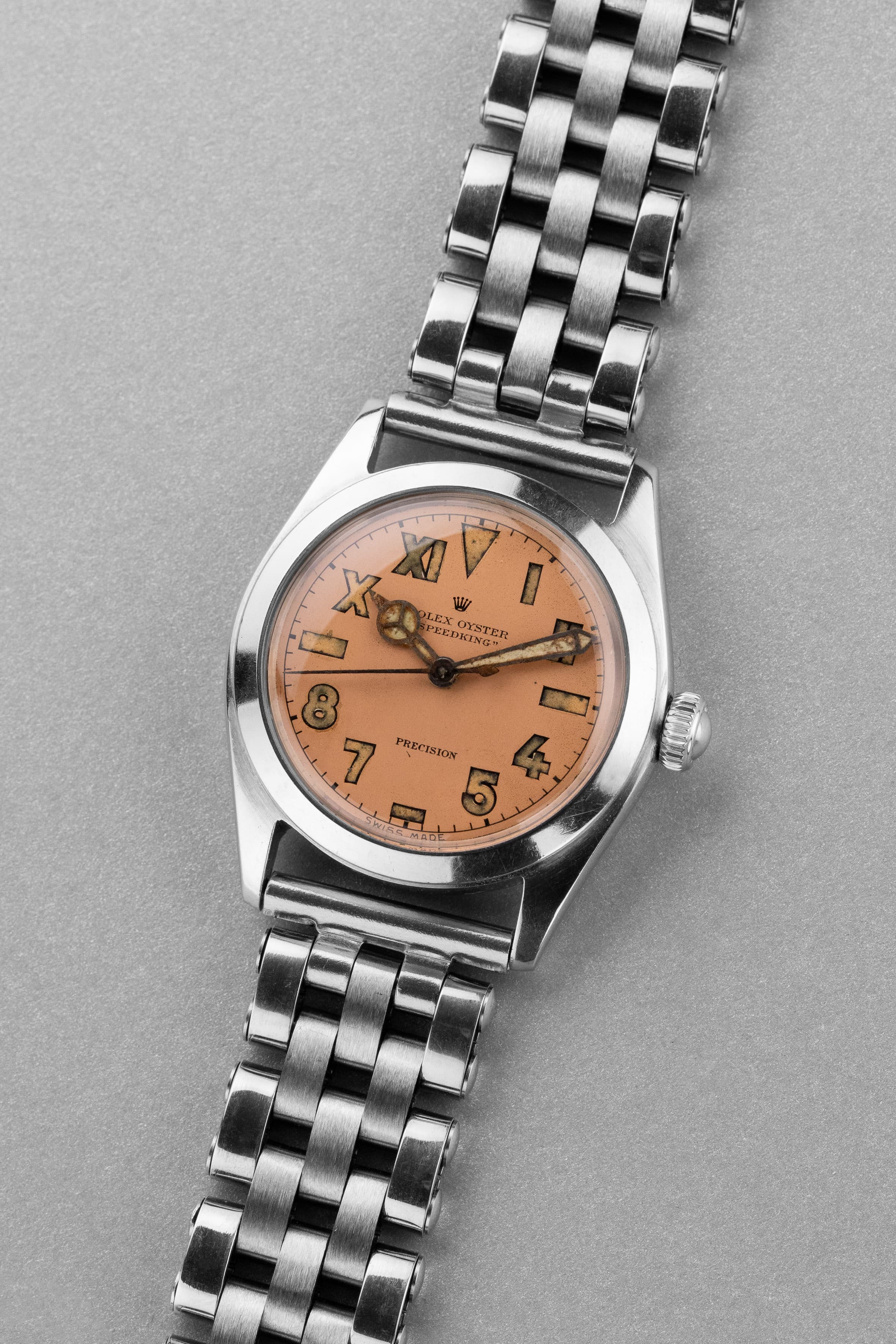 PVZW Superbe et Rare Rolex Speedking réf. 4220 de 1943 – Cadran « Salmon California » au Radium, Flat Back - Three Quarters