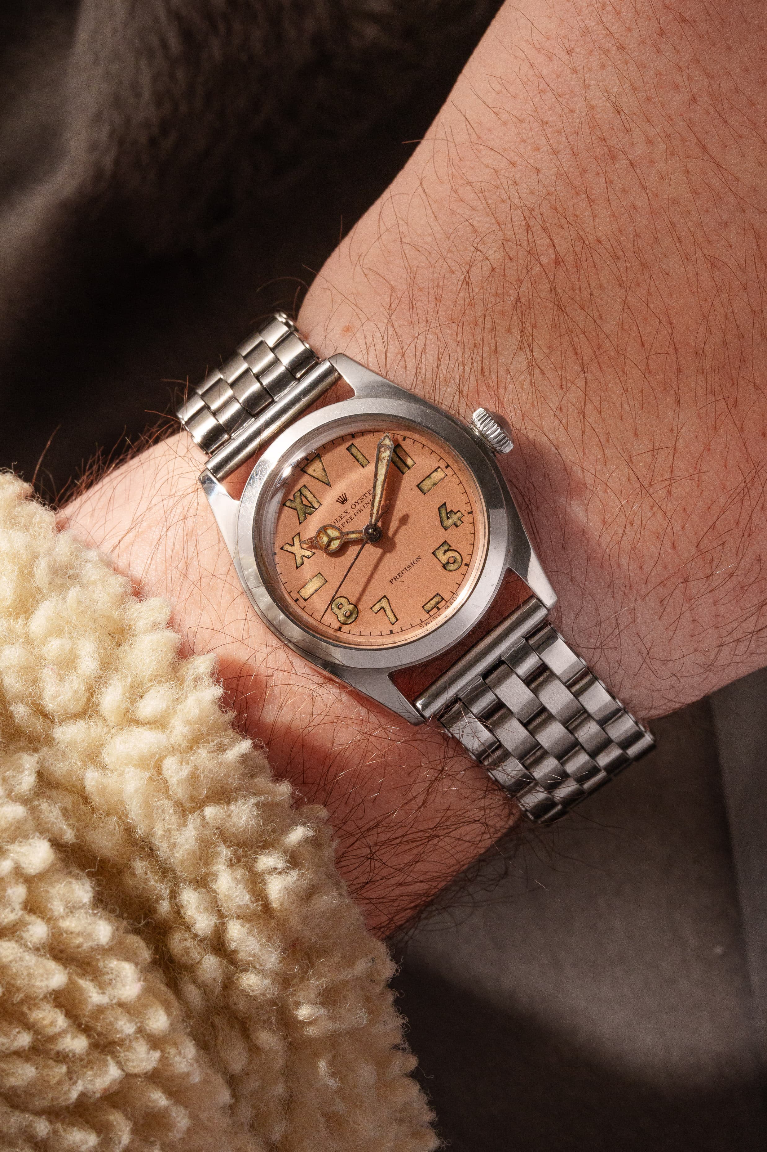 PVZW Superbe et Rare Rolex Speedking réf. 4220 de 1943 – Cadran « Salmon California » au Radium, Flat Back - Wristshot