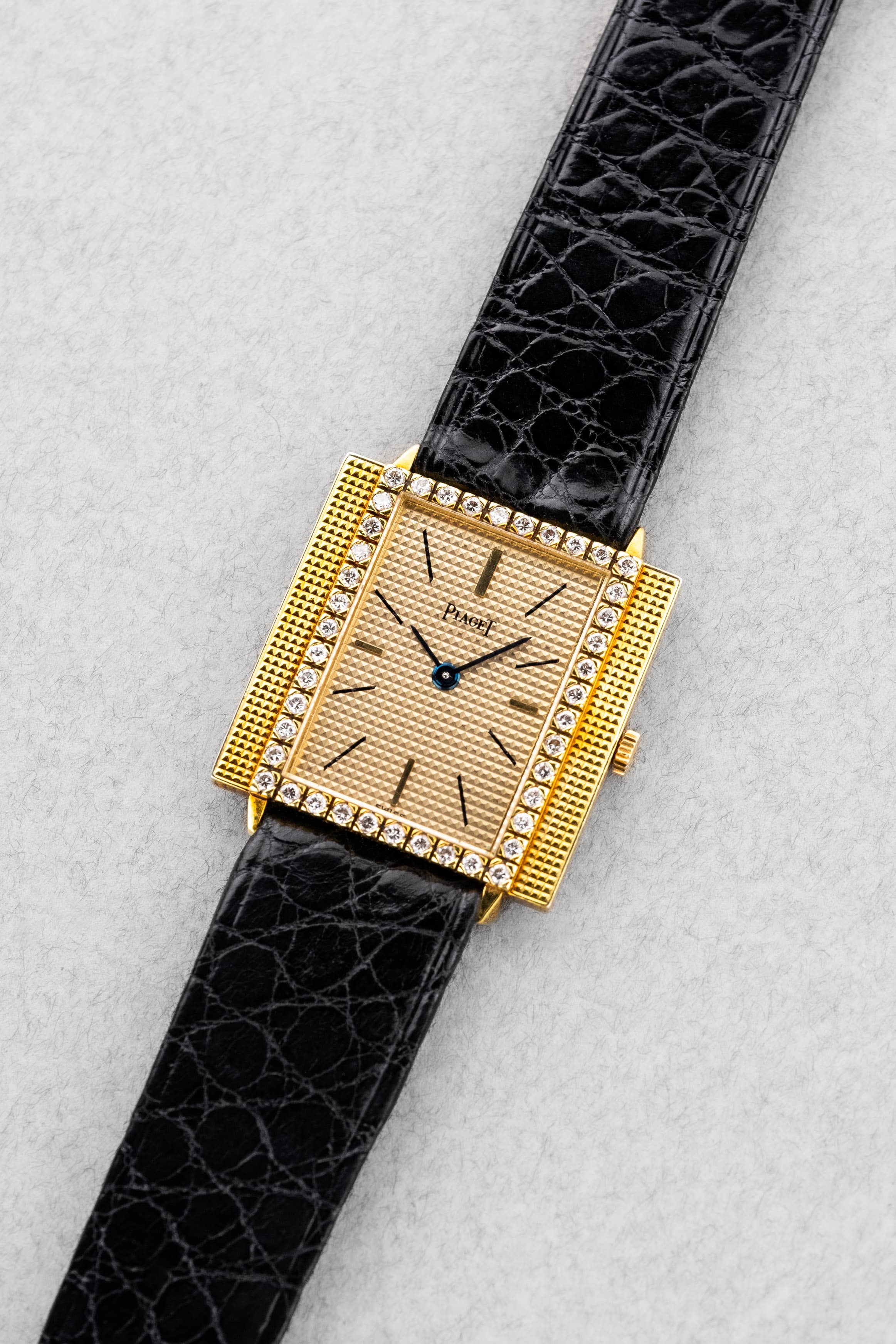 PYHQ-nU Rare Piaget « Clous de Paris » réf. 9222 de 1962 en or jaune et diamants – 45 exemplaires produits - Three Quarters