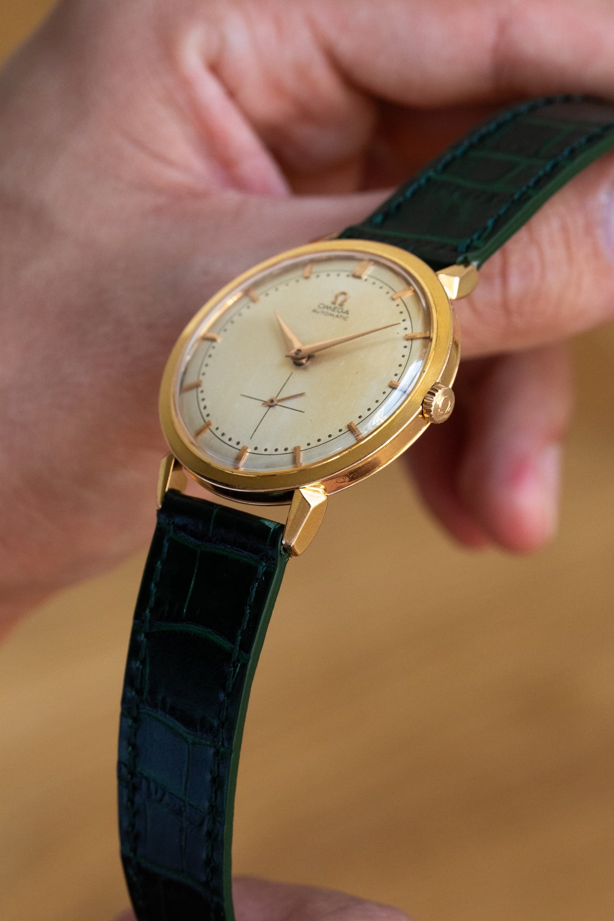 QAUA Rare Omega “Jumbo Automatic” Ref. 2861 in Yellow Gold, circa 1955 - Right side