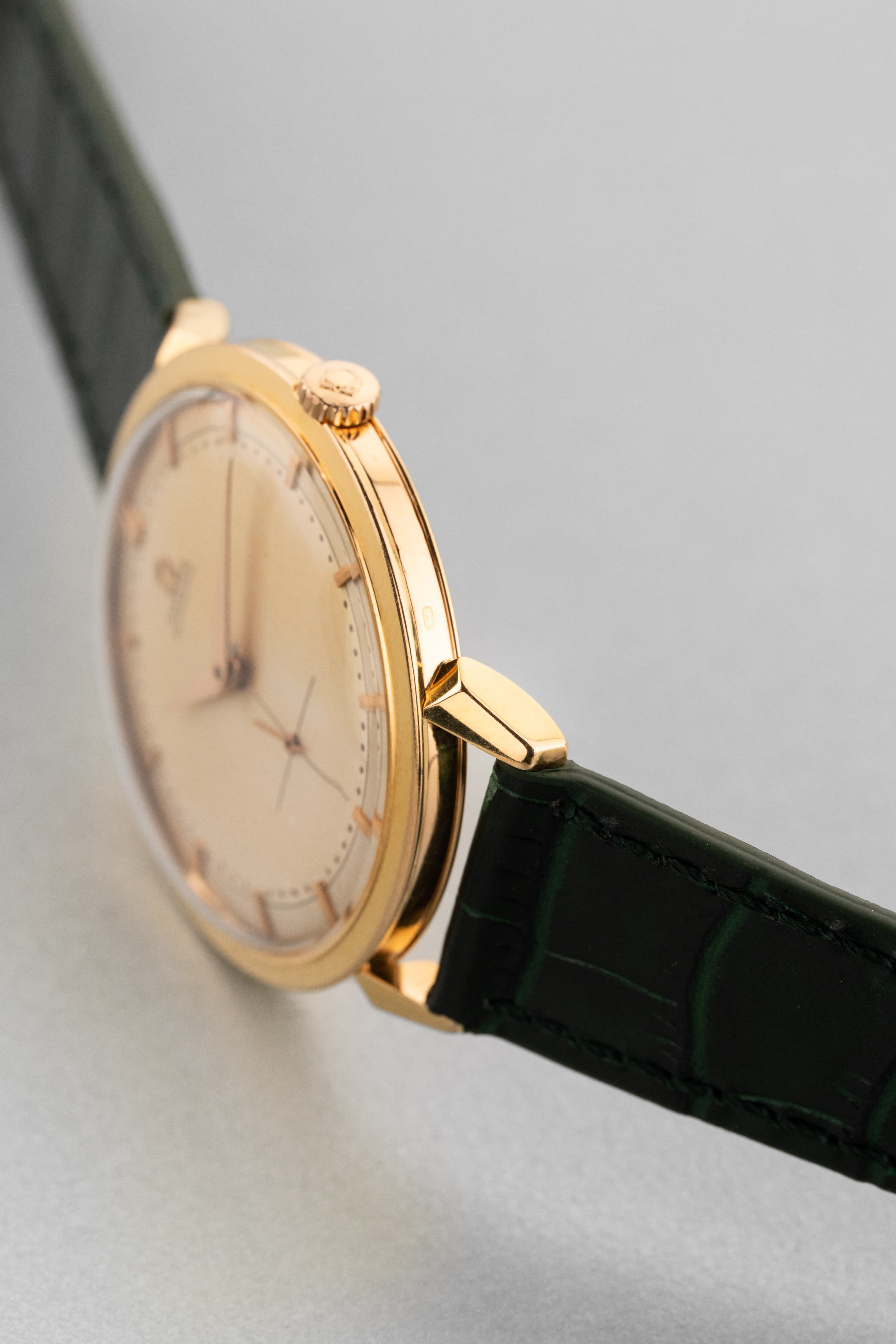 QAUA Rare Omega « Jumbo Automatic » réf. 2861 en or jaune, circa 1955 - Right side