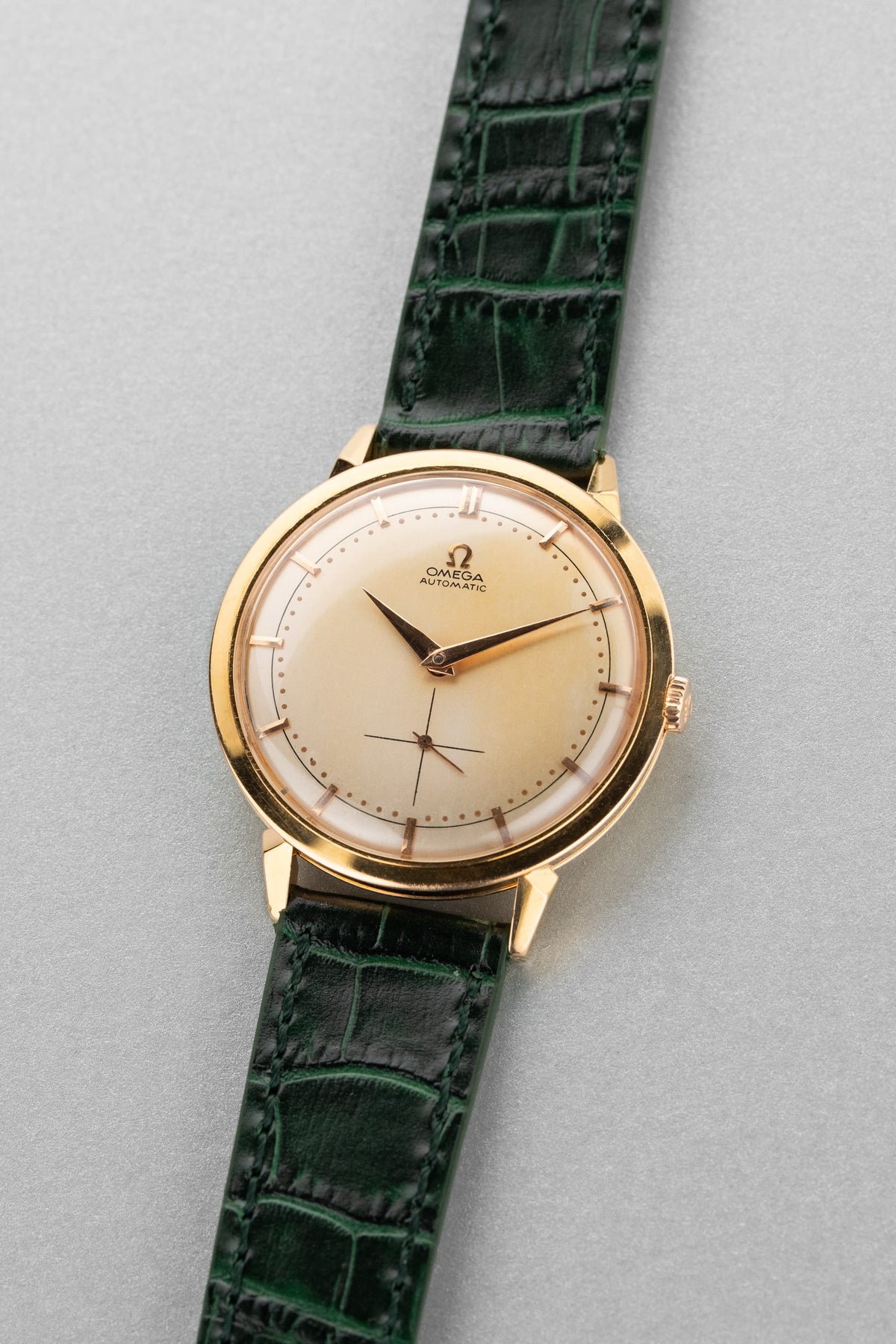 QAUA Rare Omega “Jumbo Automatic” Ref. 2861 in Yellow Gold, circa 1955 - Three Quarters