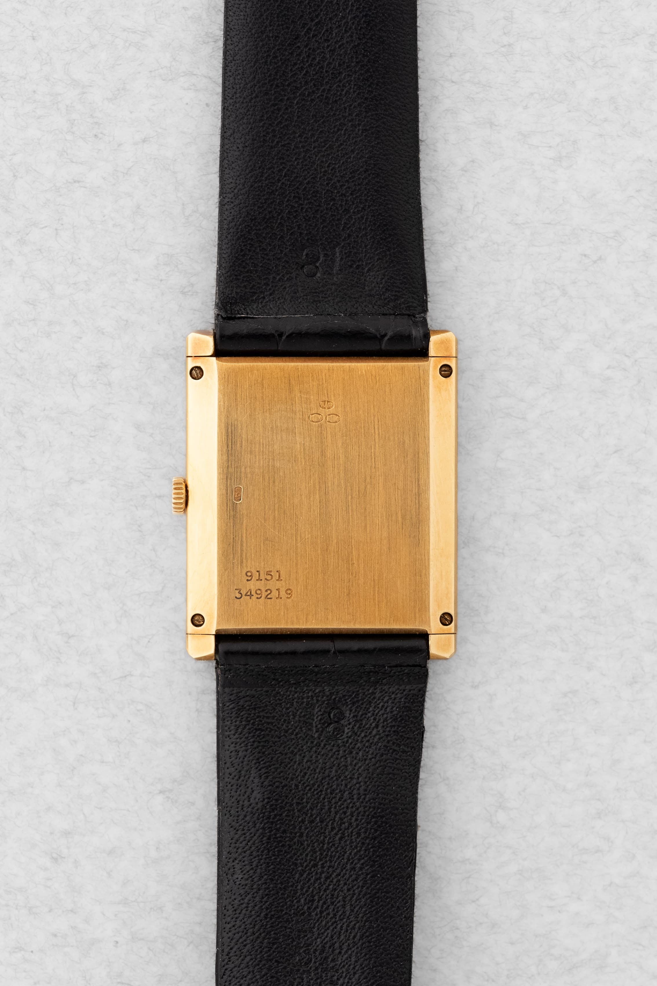QKMY Rare Piaget « Tank Clous de Paris » réf. 9151 en or jaune et onyx, circa 1975 – Parfaite - Back