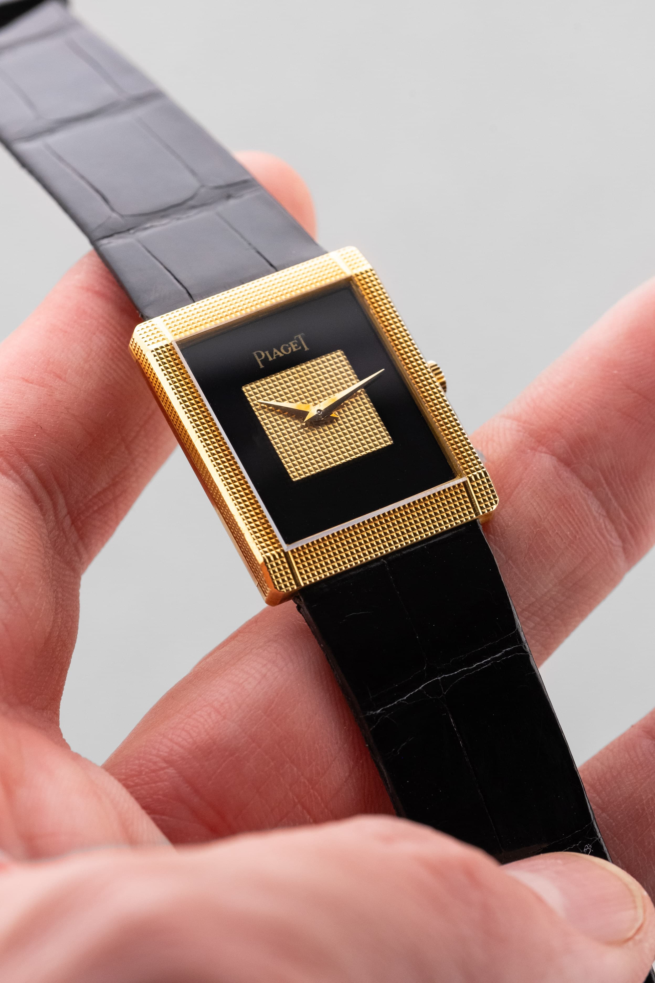 QKMY Rare Piaget « Tank Clous de Paris » réf. 9151 en or jaune et onyx, circa 1975 – Parfaite - Dial