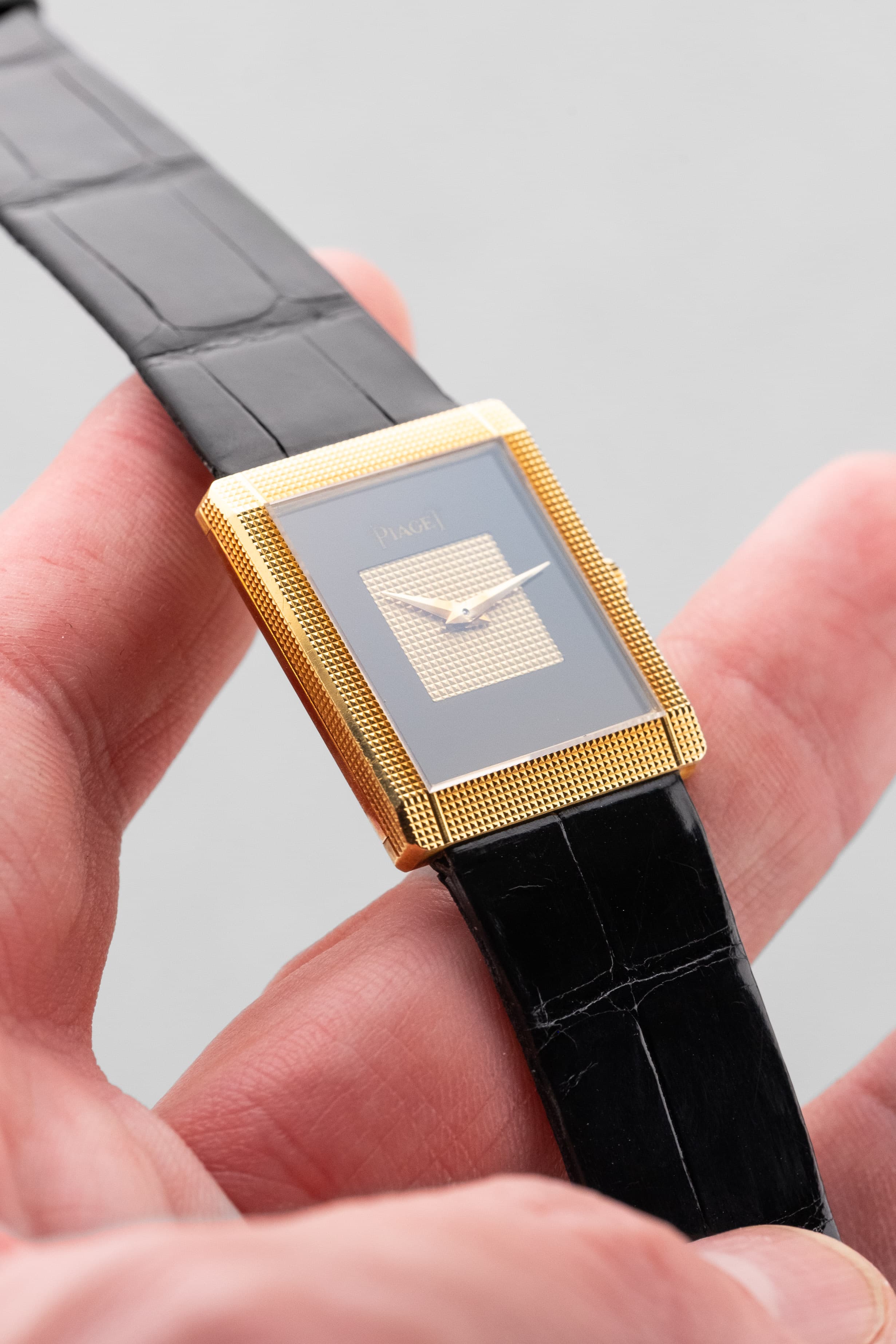 QKMY Rare Piaget « Tank Clous de Paris » réf. 9151 en or jaune et onyx, circa 1975 – Parfaite - Feature