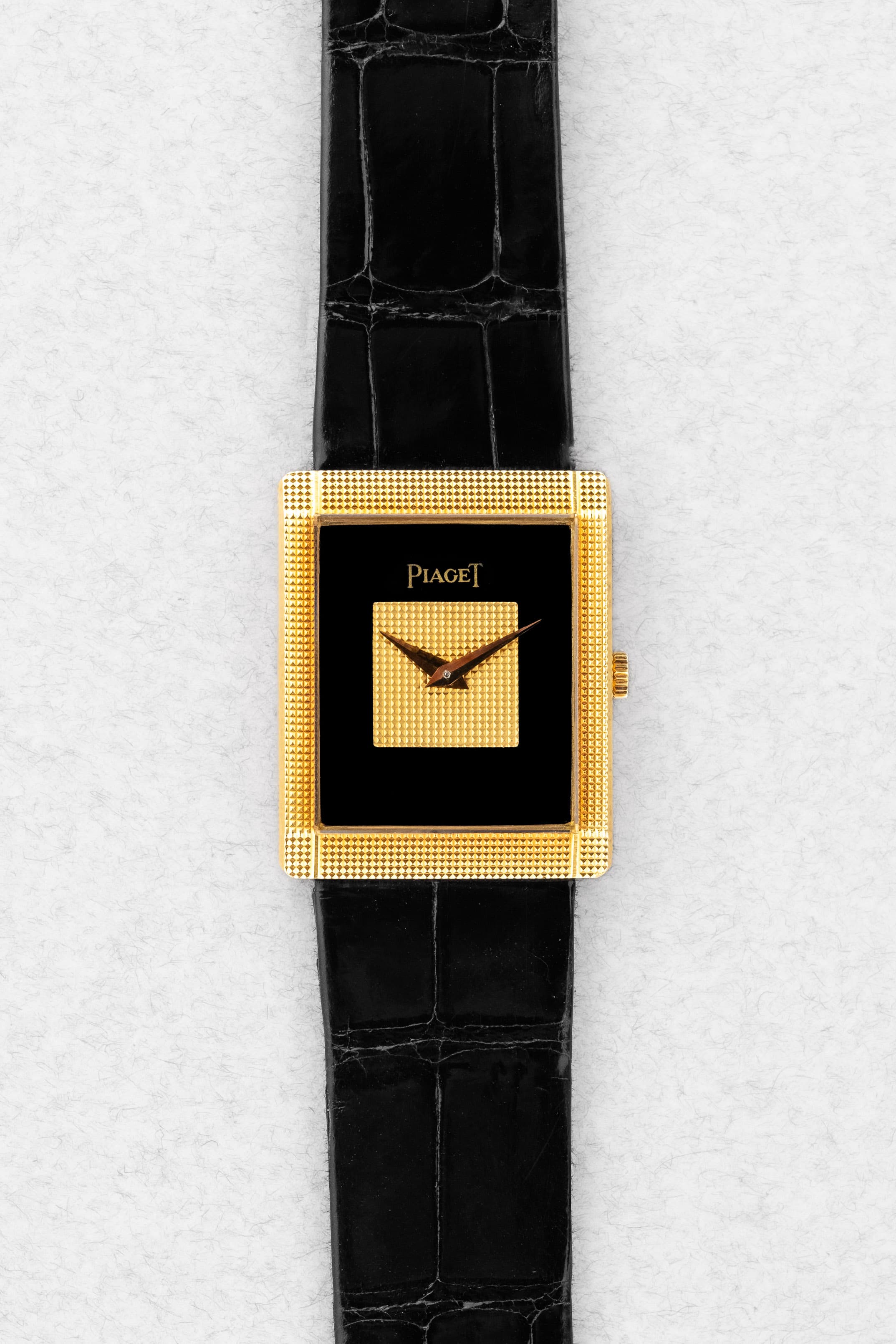 QKMY Rare Piaget « Tank Clous de Paris » réf. 9151 en or jaune et onyx, circa 1975 – Parfaite - Front