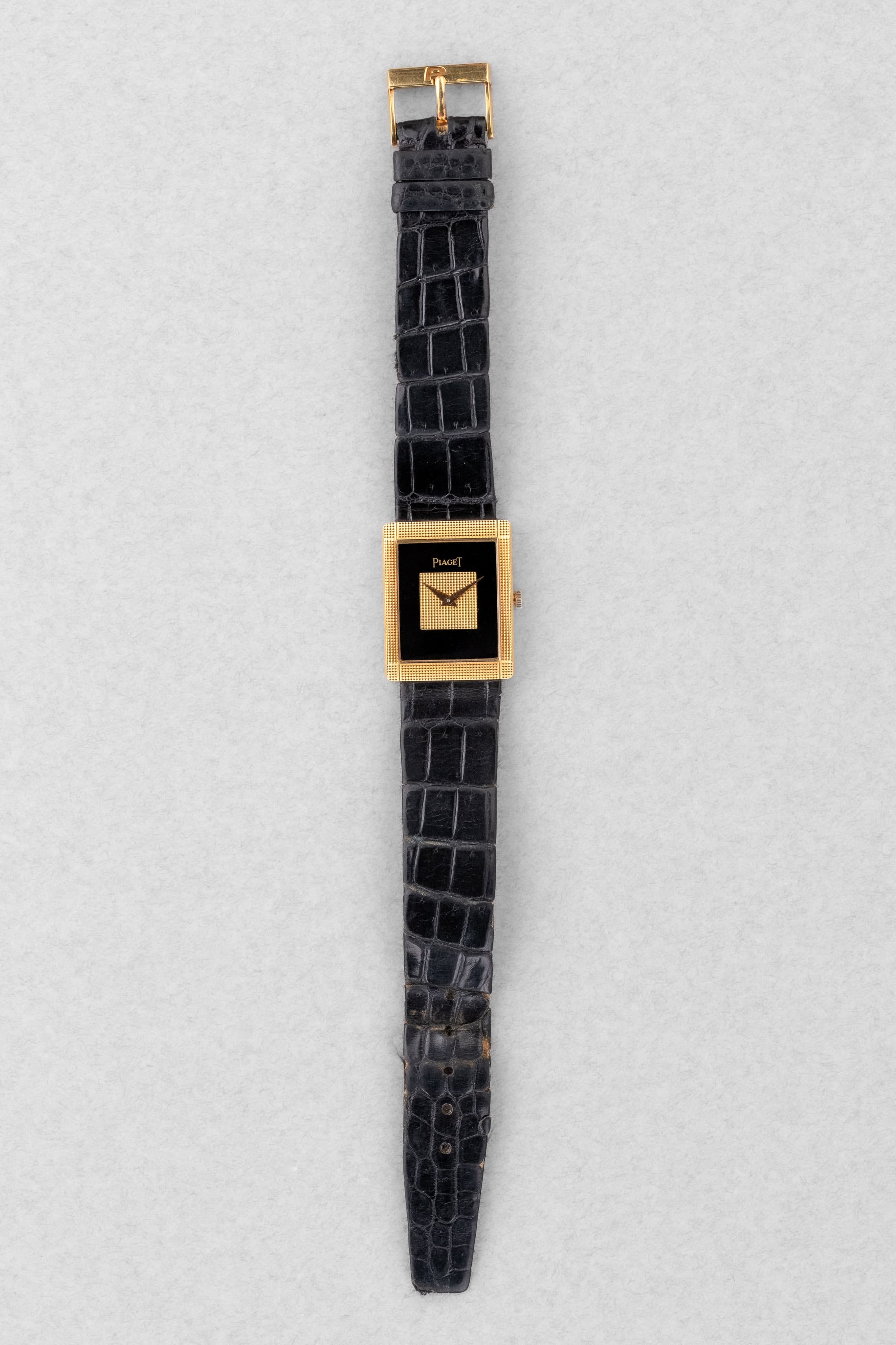 QKMY Rare Piaget « Tank Clous de Paris » réf. 9151 en or jaune et onyx, circa 1975 – Parfaite - Overview