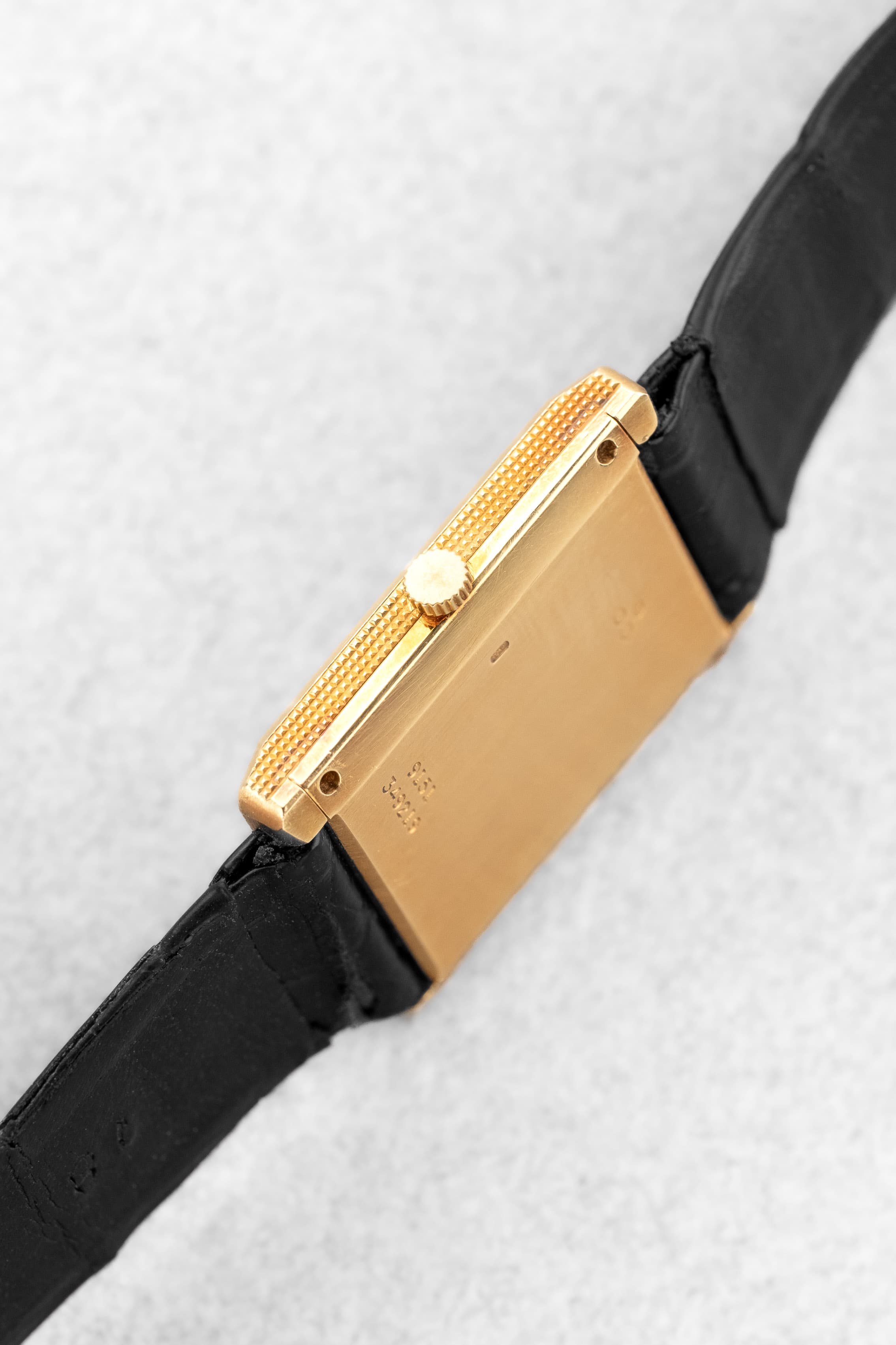 QKMY Rare Piaget « Tank Clous de Paris » réf. 9151 en or jaune et onyx, circa 1975 – Parfaite - Right side