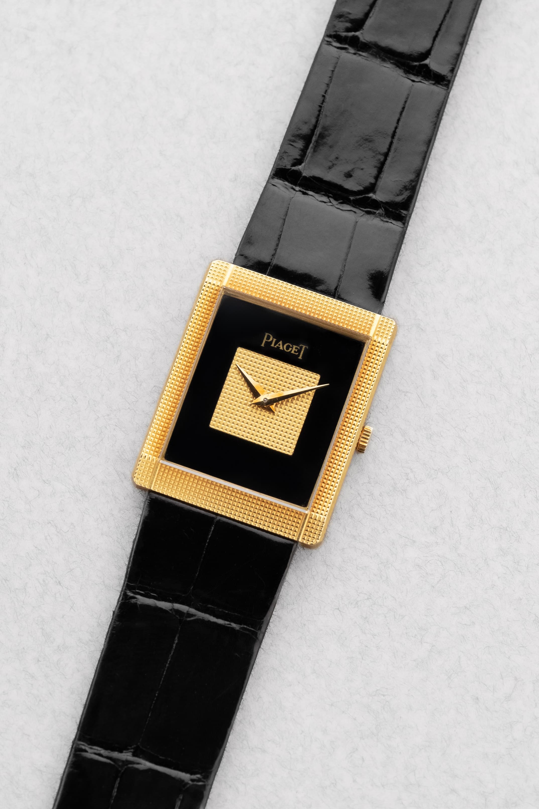 QKMY Rare Piaget « Tank Clous de Paris » réf. 9151 en or jaune et onyx, circa 1975 – Parfaite - Three Quarters
