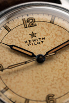 QMMB 罕見的 Zenith Pilot 不鏽鋼與 Radium「Crème Brûlée」腕錶，circa 1945 - 錶盤