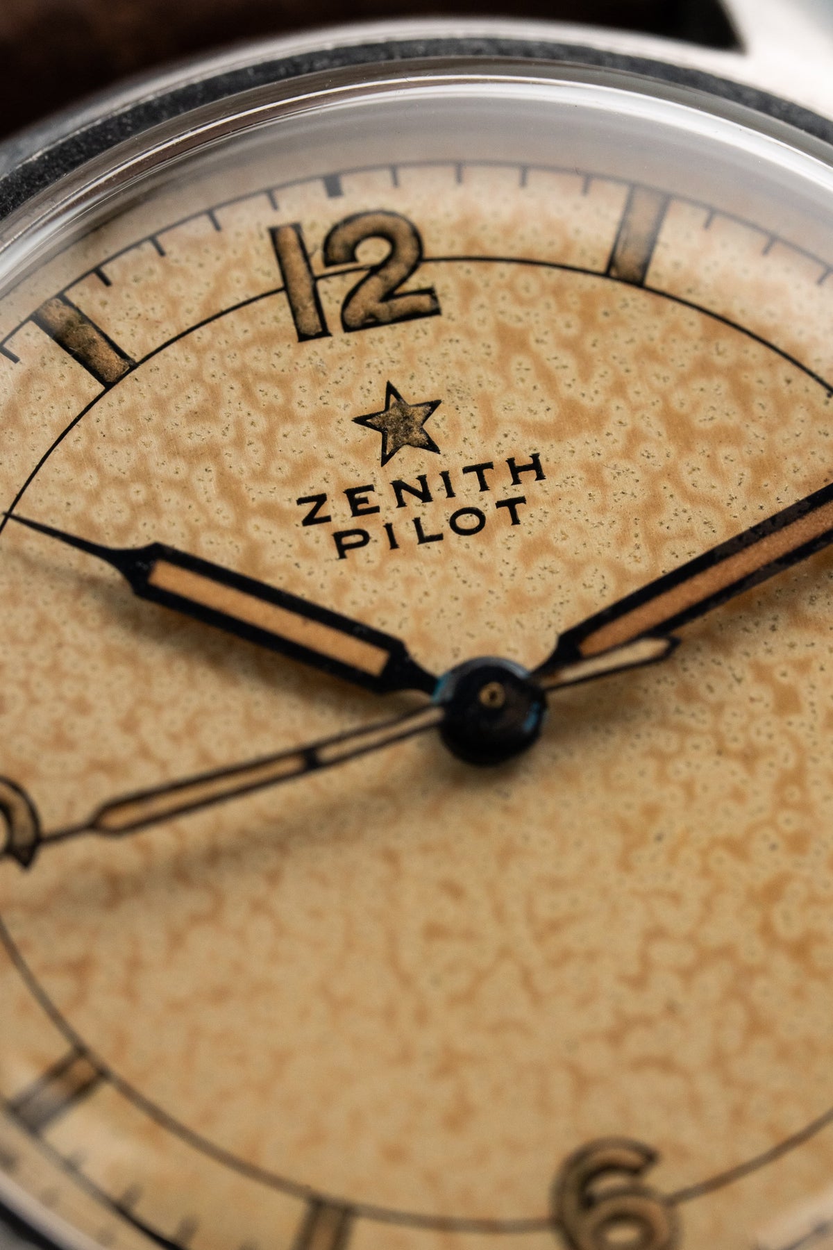 QMMB 罕見的 Zenith Pilot 不鏽鋼與 Radium「Crème Brûlée」腕錶，circa 1945 - 錶盤