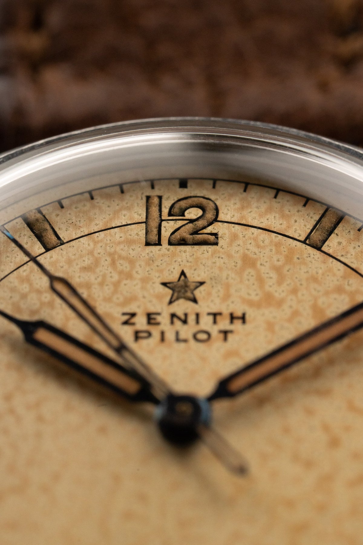 QMMB 罕見的 Zenith Pilot 不鏽鋼與 Radium「Crème Brûlée」腕錶，circa 1945 - 錶盤
