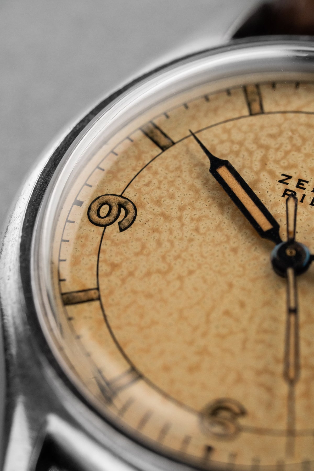 QMMB 罕見的 Zenith Pilot 不鏽鋼與 Radium「Crème Brûlée」腕錶，circa 1945 - 錶盤