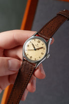 QMMB 罕見的 Zenith Pilot 不鏽鋼與 Radium「Crème Brûlée」腕錶，circa 1945 - 情境照