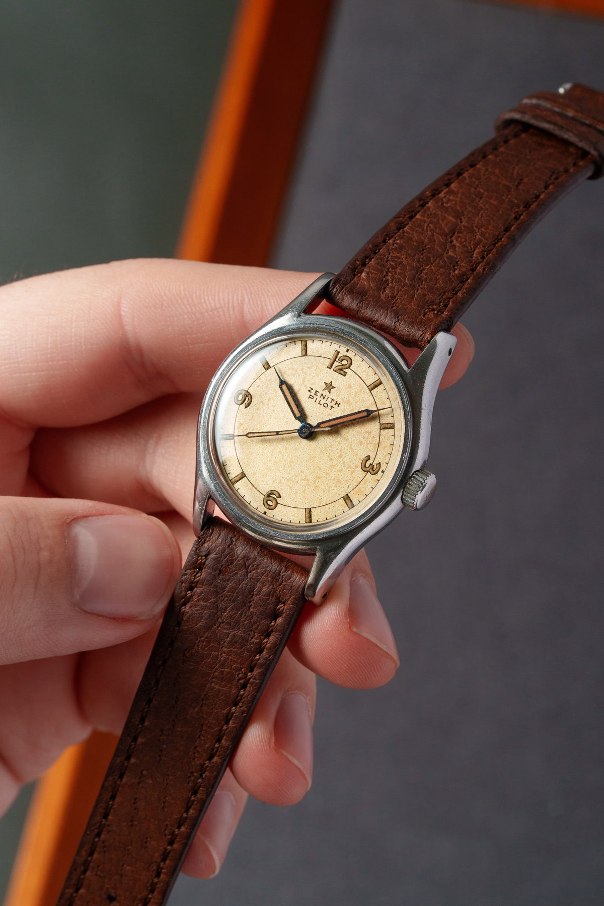 QMMB 罕見的 Zenith Pilot 不鏽鋼與 Radium「Crème Brûlée」腕錶，circa 1945 - 情境照