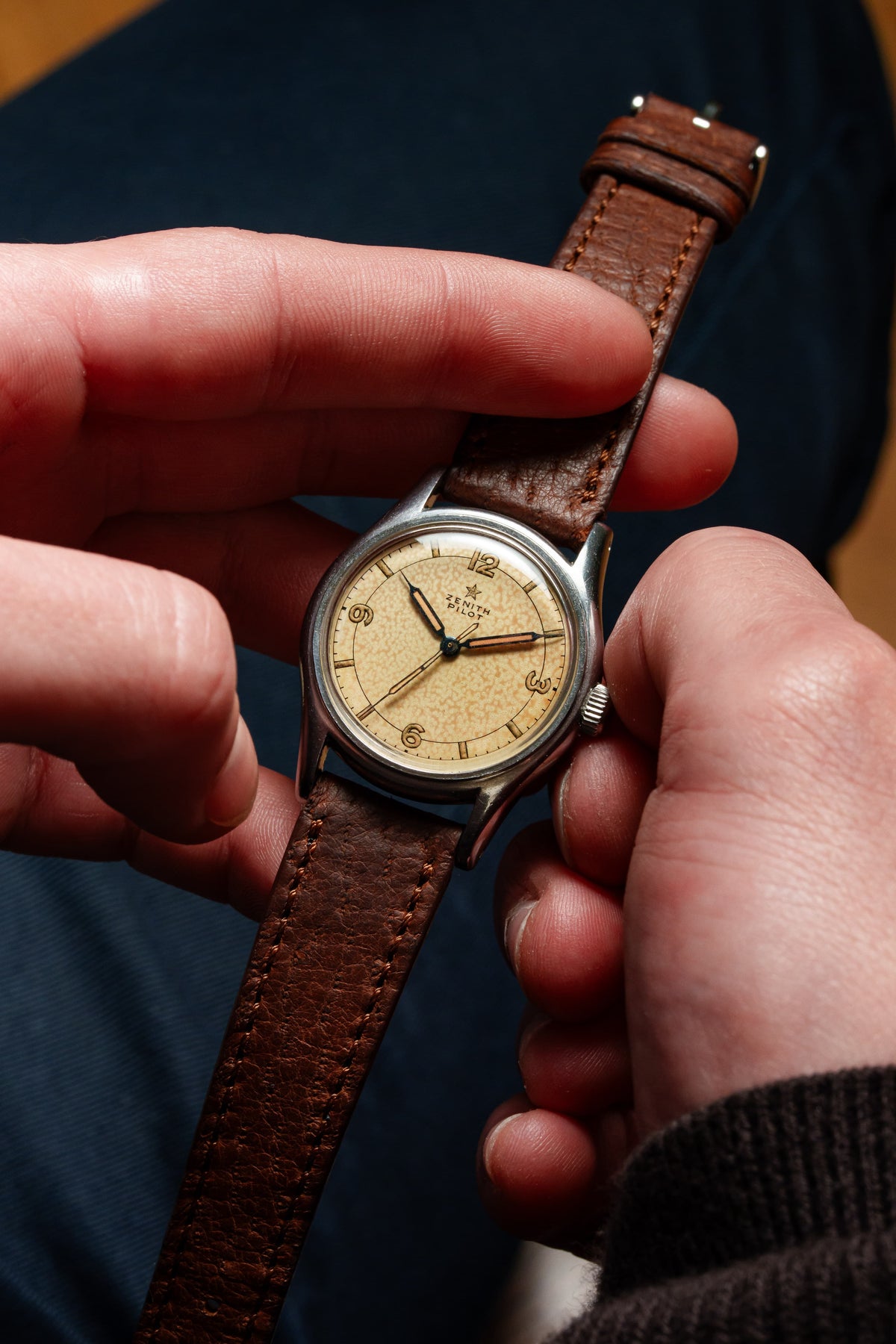 QMMB 罕見的 Zenith Pilot 不鏽鋼與 Radium「Crème Brûlée」腕錶，circa 1945 - 情境照