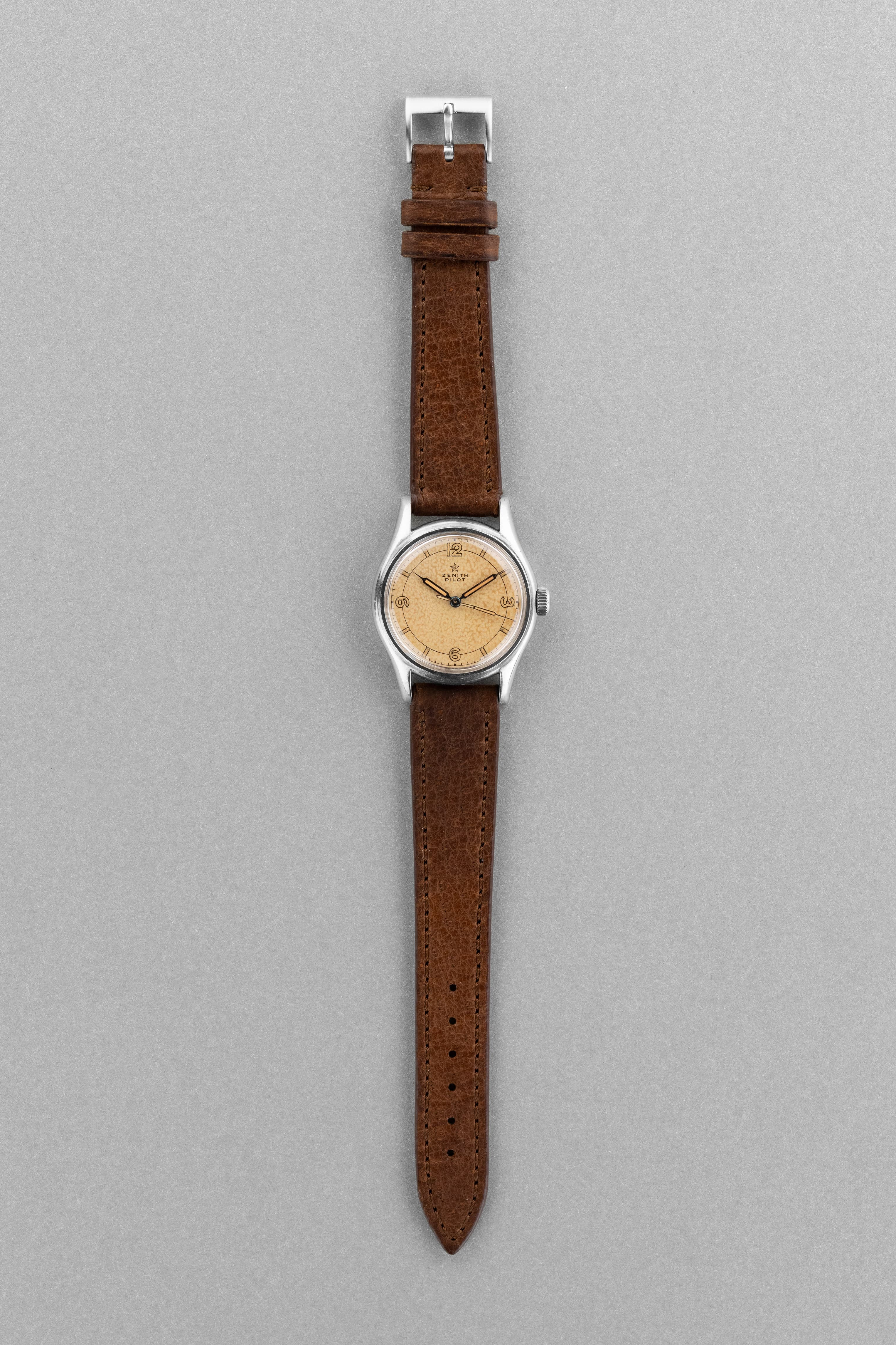 QMMB Rare Zenith Pilot en acier et Radium « Crème Brûlée », circa 1945 - Overview