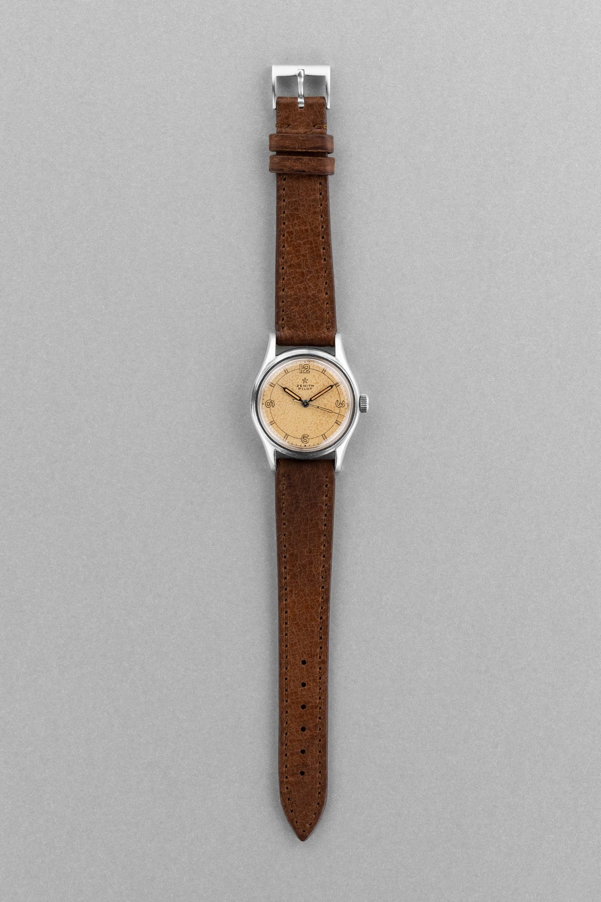 QMMB 罕見的 Zenith Pilot 不鏽鋼與 Radium「Crème Brûlée」腕錶，circa 1945 - 整體圖