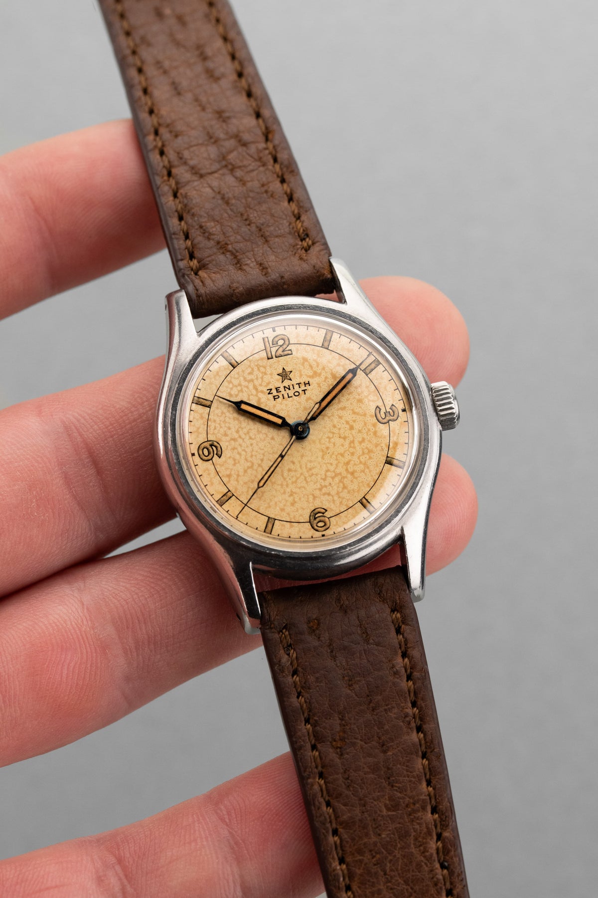 QMMB 罕見的 Zenith Pilot 不鏽鋼與 Radium「Crème Brûlée」腕錶，circa 1945 - 整體圖