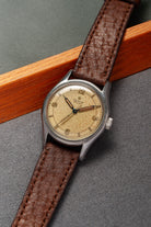 QMMB 罕見的 Zenith Pilot 不鏽鋼與 Radium「Crème Brûlée」腕錶，circa 1945 - 整體圖