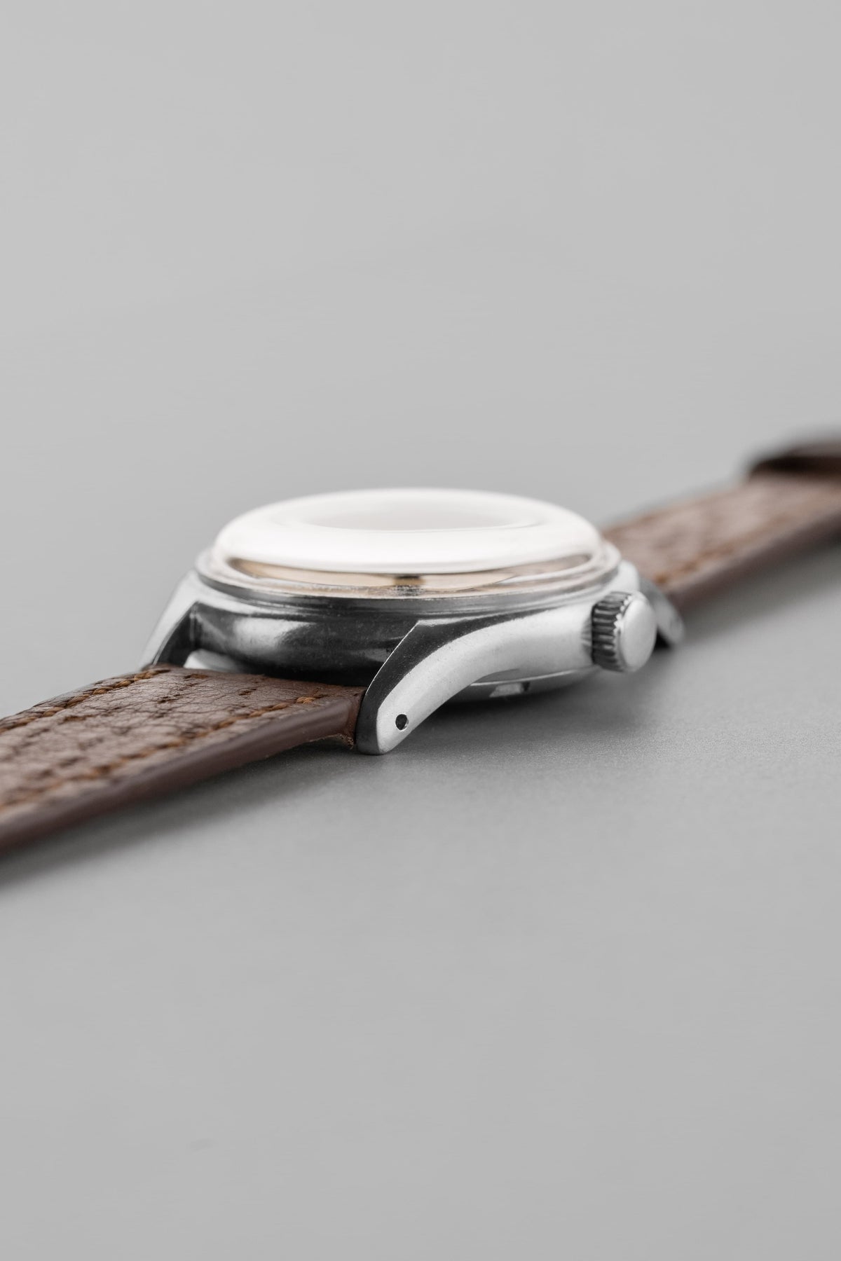 QMMB 罕見的 Zenith Pilot 不鏽鋼與 Radium「Crème Brûlée」腕錶，circa 1945 - 右側