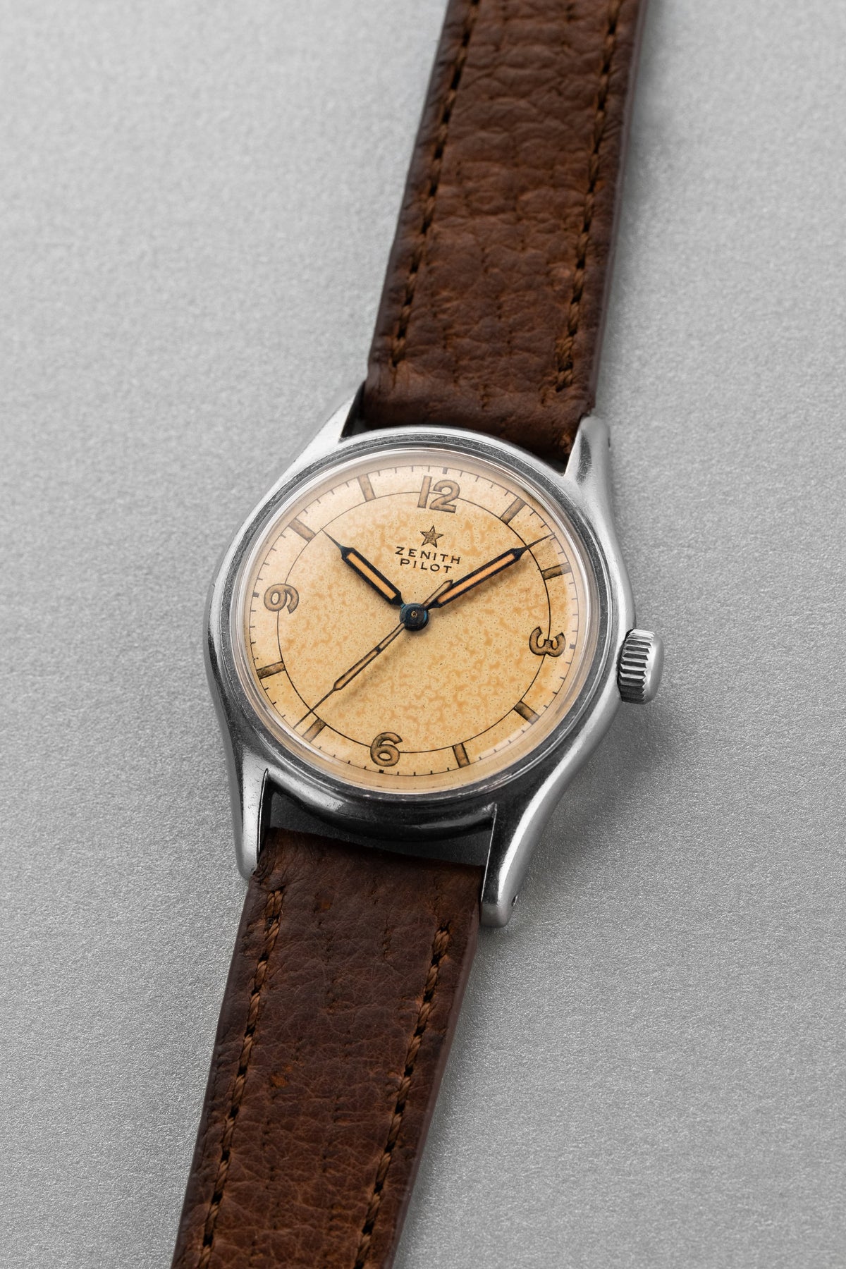 QMMB 罕見的 Zenith Pilot 不鏽鋼與 Radium「Crème Brûlée」腕錶，circa 1945 - 四分之三視角