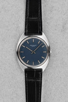 QTVA Rare Patek Philippe 3574A « Calatrava Tonneau » cadran bleu des années 1970 - Front