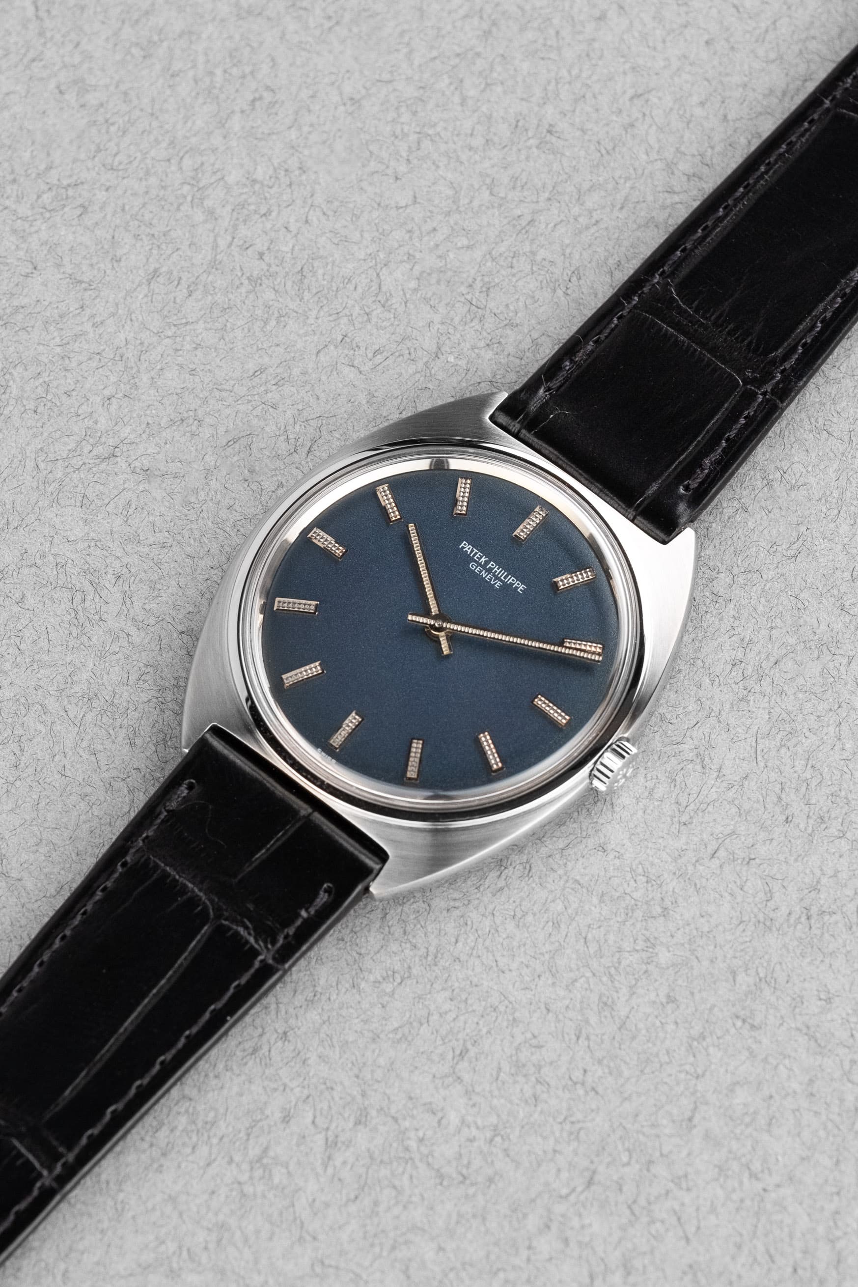 QTVA Rare Patek Philippe 3574A « Calatrava Tonneau » cadran bleu des années 1970 - Three Quarters