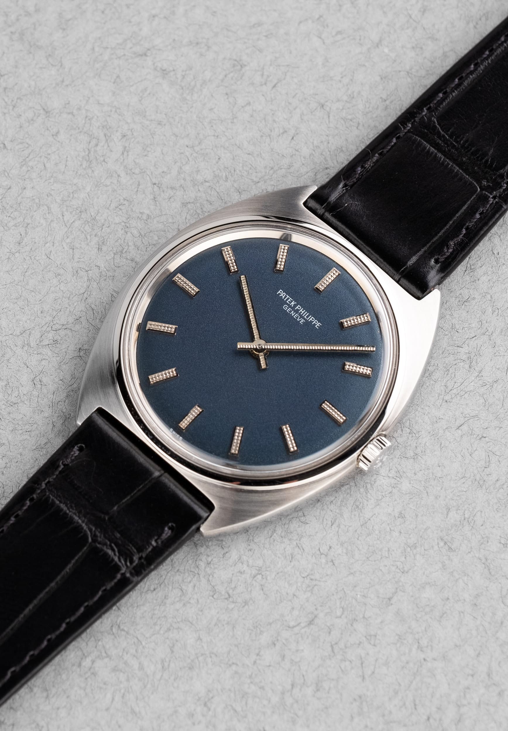 QTVA Rare Patek Philippe 3574A « Calatrava Tonneau » cadran bleu des années 1970 - Three Quarters