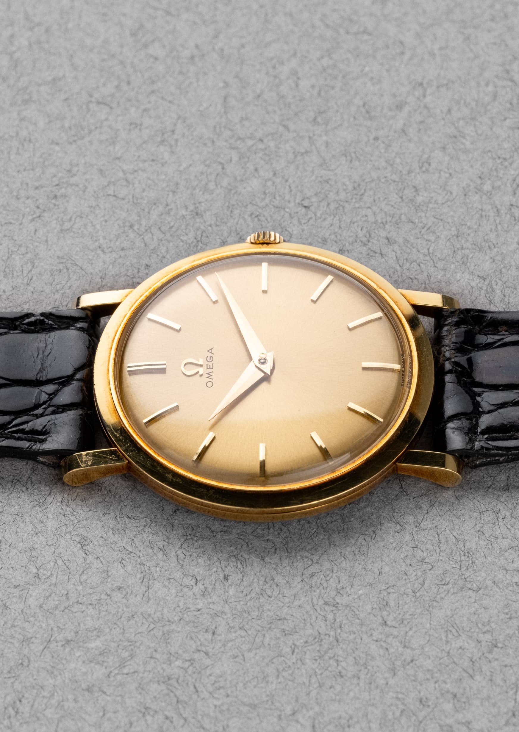 QUVZ Superbe Omega 14370 « Dress Watch » en or jaune de 1958 - Left side