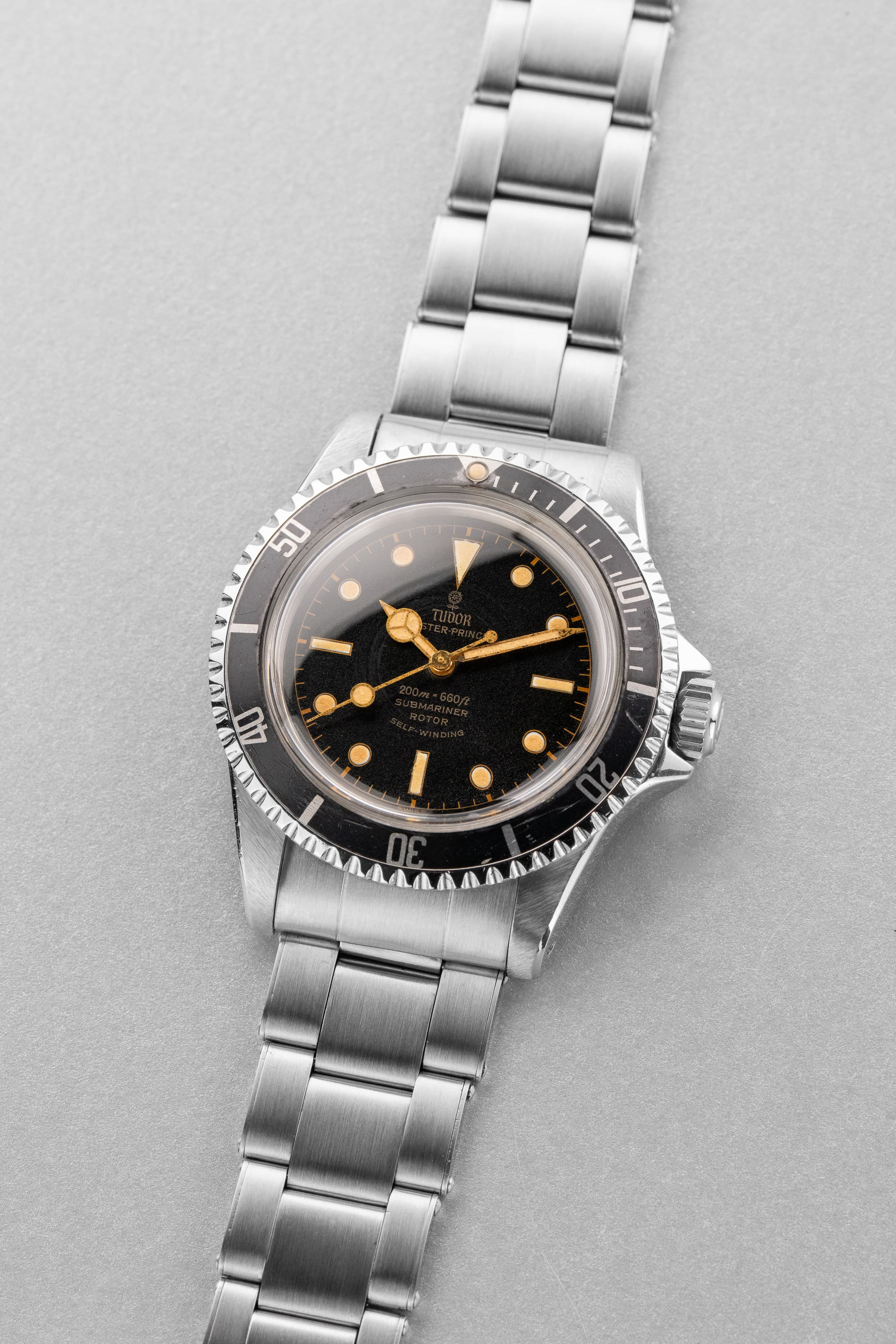 QV6C Superbe Tudor Submariner réf. 7928 Gilt « Mark 3 » de 1963 – Pointed Crown Guards - Three Quarters