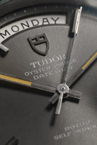 R99U Tudor Date-Day ref. 7017/0 in acciaio del 1969 – Quadrante Taupe - Quadrante
