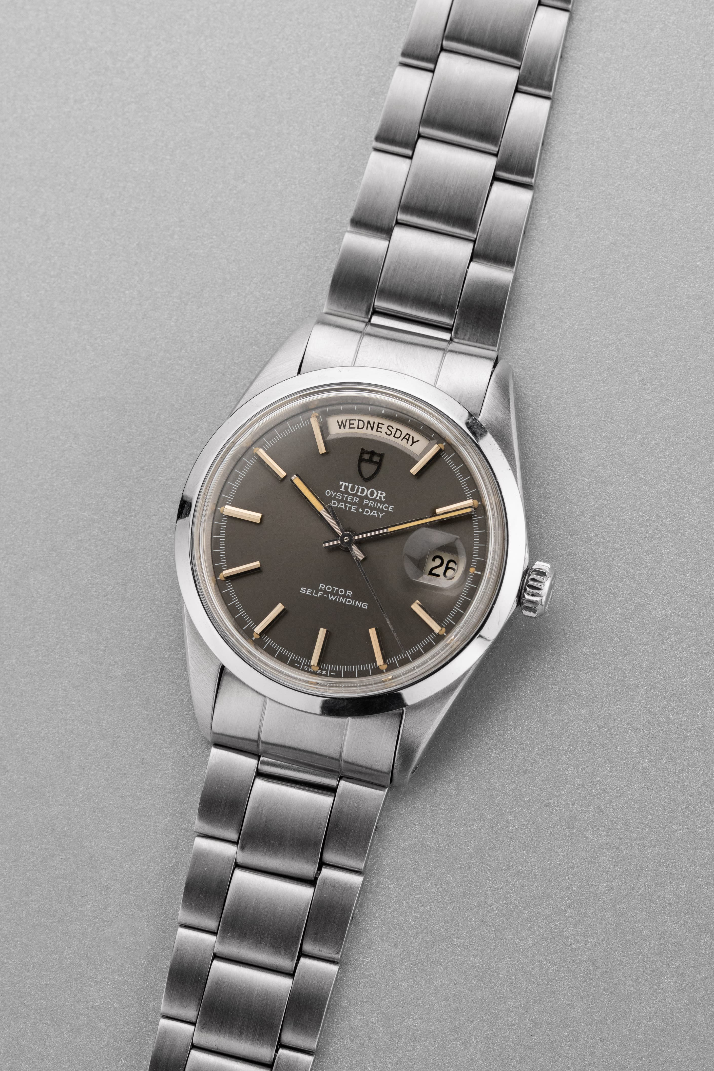 R99U Tudor Date-Day ref. 7017/0 in acciaio del 1969 – Quadrante Taupe - Tre quarti