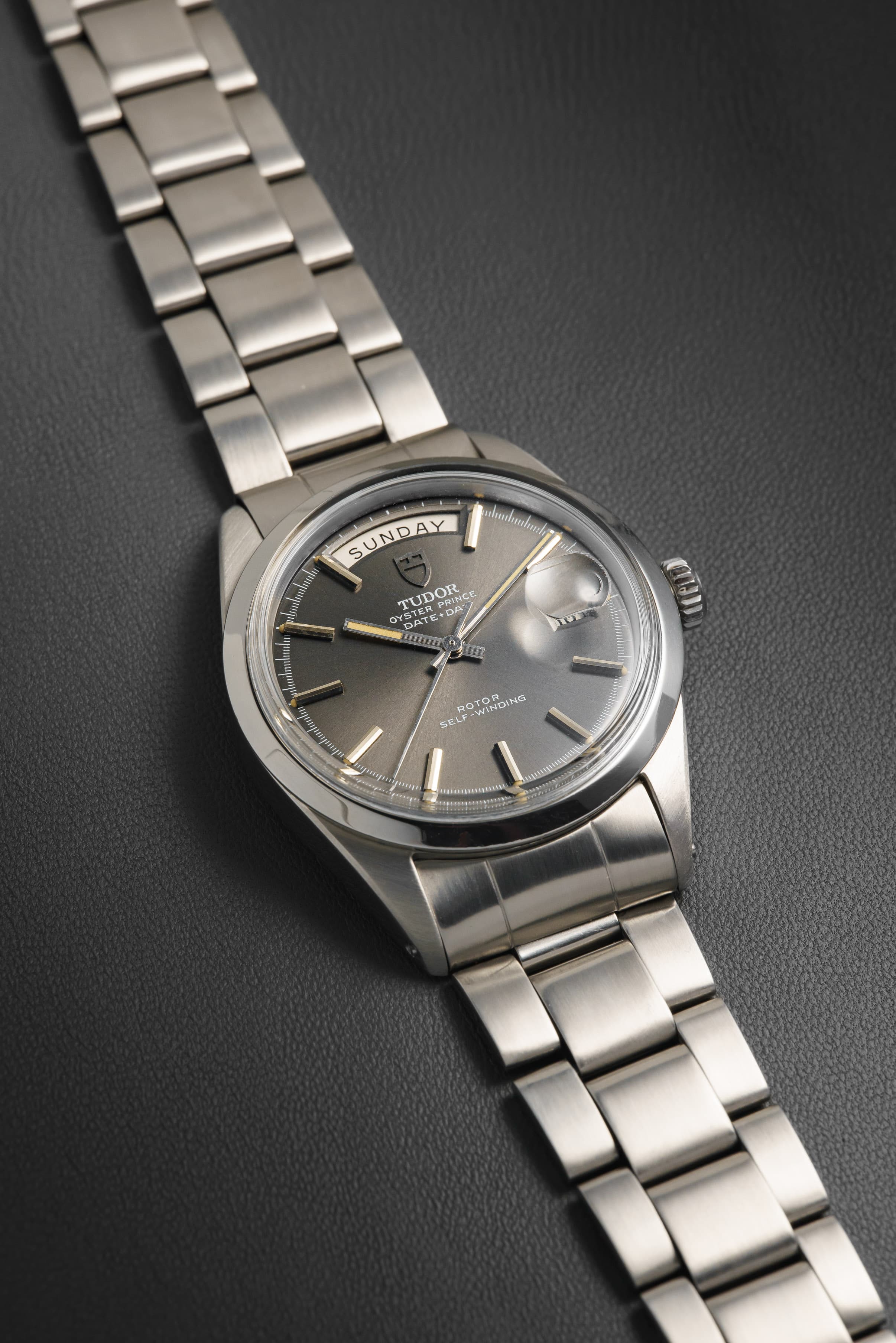 R99U Tudor Date-Day ref. 7017/0 in acciaio del 1969 – Quadrante Taupe - Tre quarti