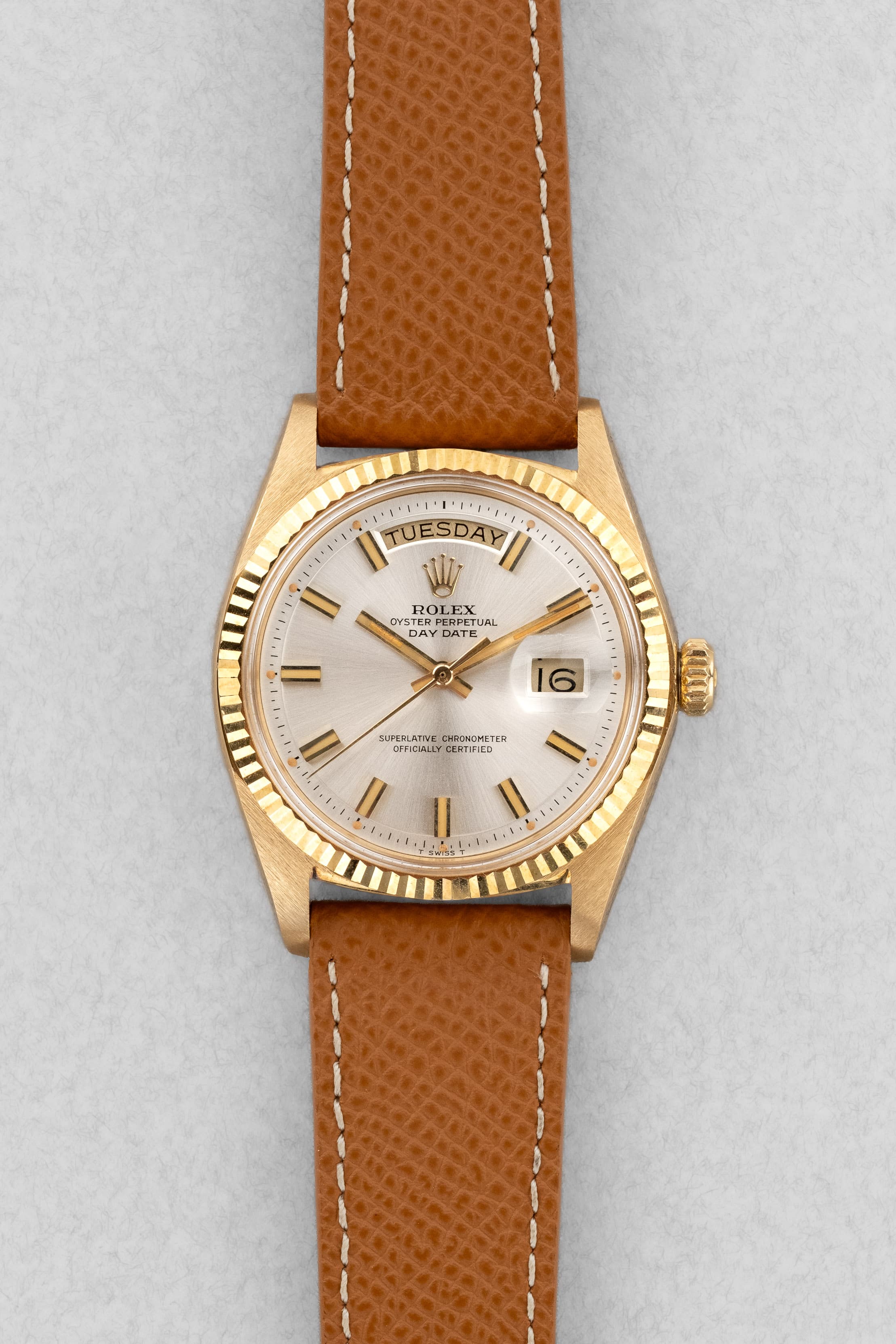 RKJL Superbe Rolex Day-Date réf. 1803 « Silver Wide Boy » de 1972 - Front