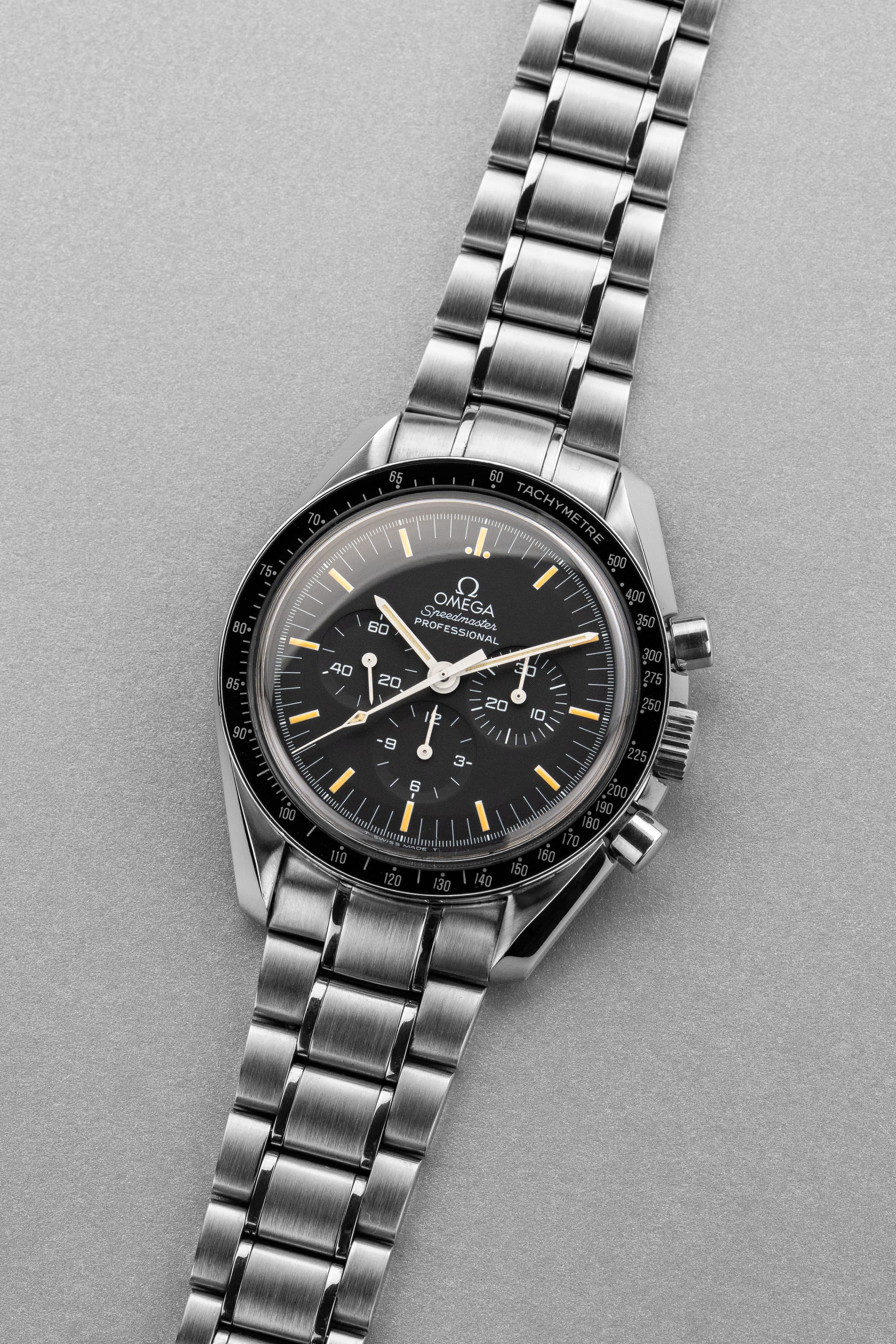 RYQM Omega Speedmaster Moonwatch ref. 3592.50/3572.50 circa 1997 – Fondello trasparente + Tritium patinato - Tre quarti