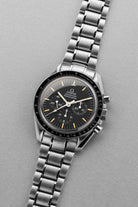 RYQM Omega Speedmaster Moonwatch ref. 3592.50/3572.50 circa 1997 – Fondello trasparente + Tritium patinato - Tre quarti