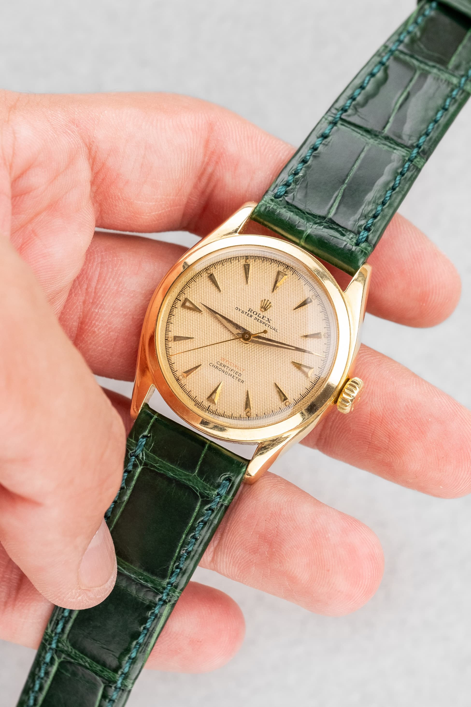 SCLL Rolex Oyster Perpetual réf. 6084 « Honeycomb OCC Red Writing Semi-Bubbleback » de 1952 - Overview