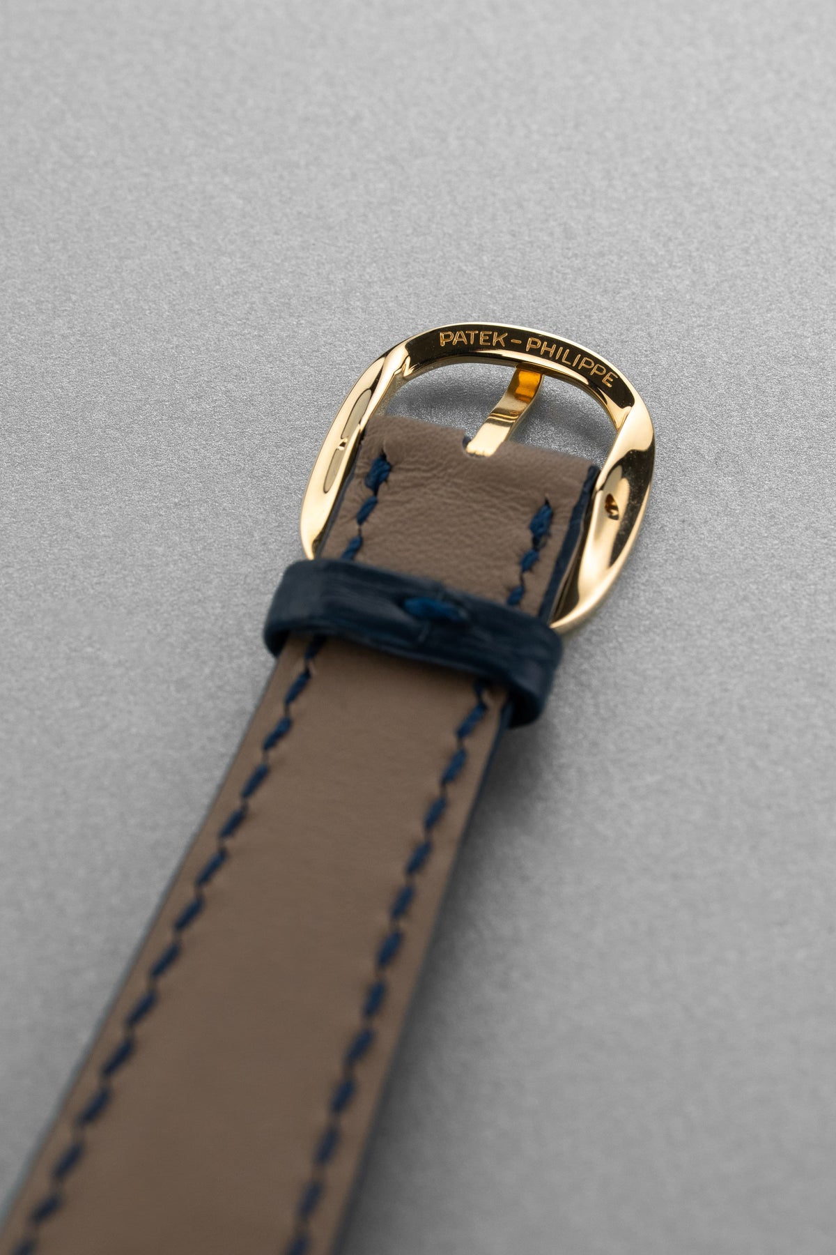 SKP2 精美的 Patek Philippe Ellipse d’Or「Jumbo」型號 3738 自動上鍊腕錶——藍色字盤 & Cal. 240 微型擺陀 - 錶扣內側