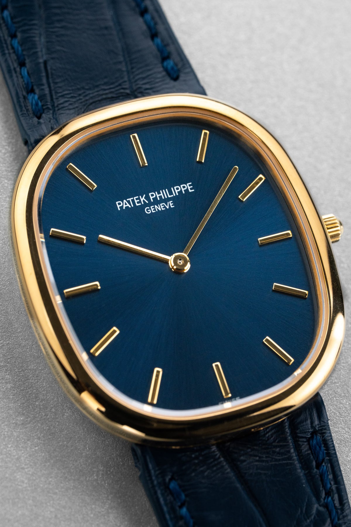 SKP2 精美的 Patek Philippe Ellipse d’Or「Jumbo」型號 3738 自動上鍊腕錶——藍色字盤 & Cal. 240 微型擺陀 - 錶盤