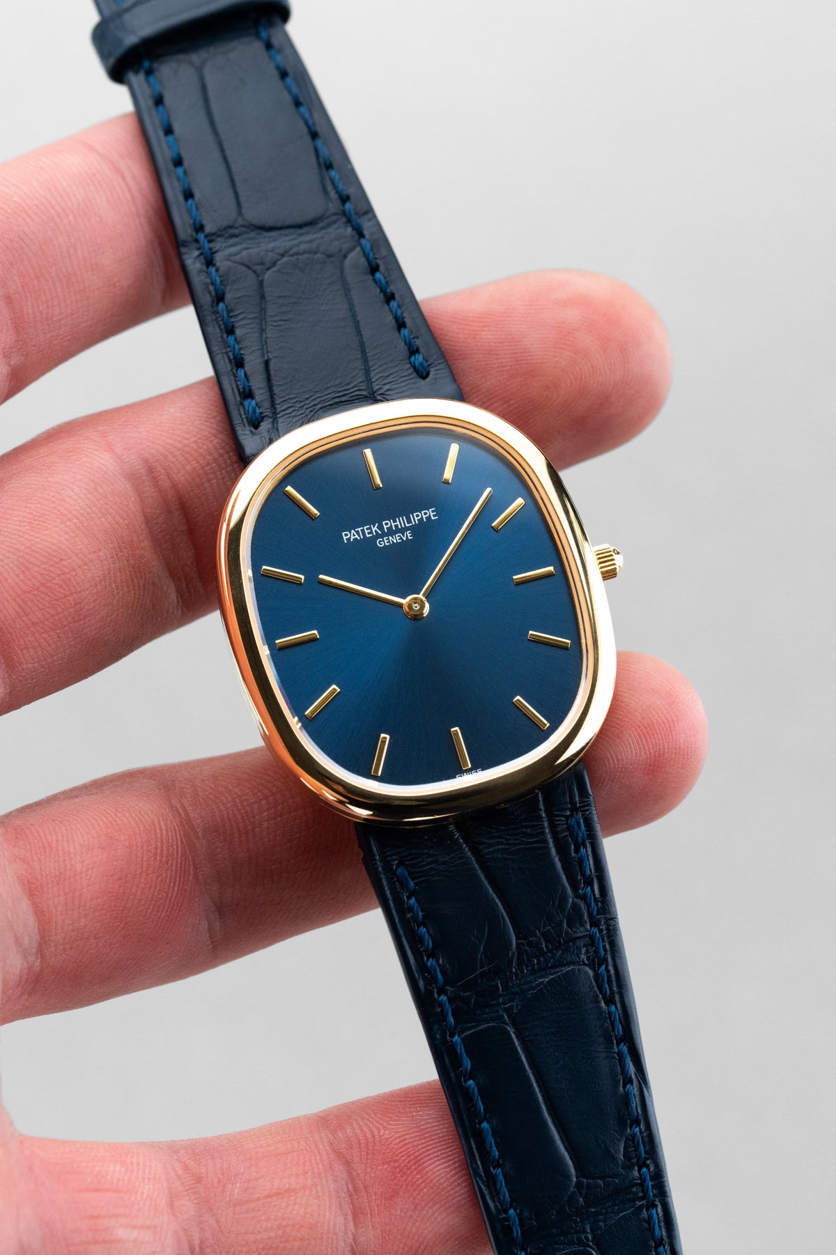 SKP2 精美的 Patek Philippe Ellipse d’Or「Jumbo」型號 3738 自動上鍊腕錶——藍色字盤 & Cal. 240 微型擺陀 - 情境照