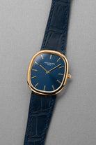 SKP2 精美的 Patek Philippe Ellipse d’Or「Jumbo」型號 3738 自動上鍊腕錶——藍色字盤 & Cal. 240 微型擺陀 - 四分之三視角