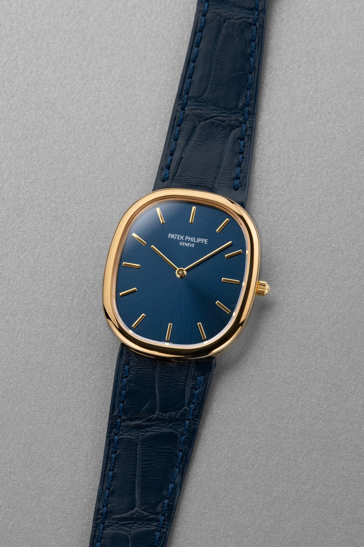 SKP2 精美的 Patek Philippe Ellipse d’Or「Jumbo」型號 3738 自動上鍊腕錶——藍色字盤 & Cal. 240 微型擺陀 - 四分之三視角