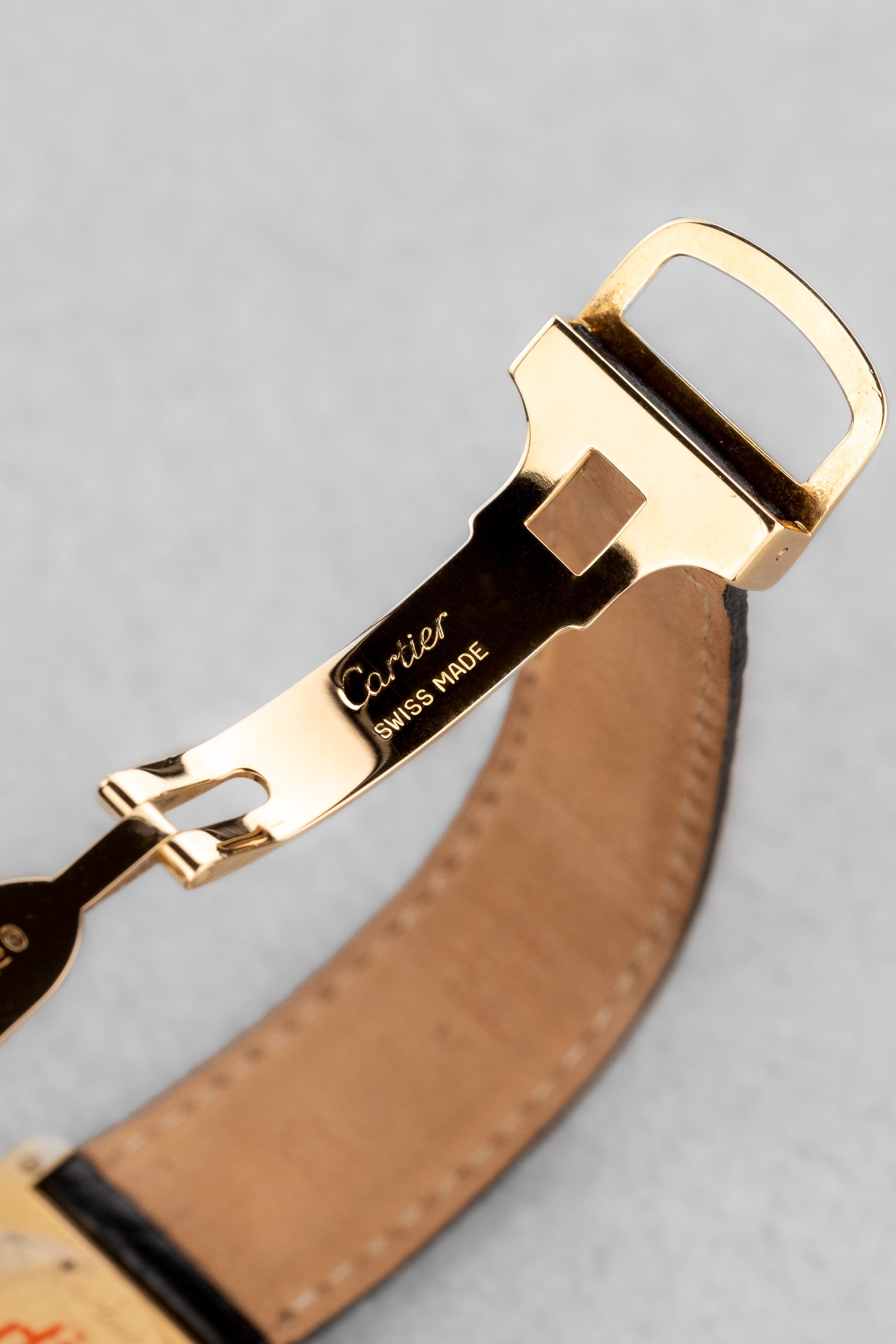 SMXY Cartier Tank Louis réf. M2000 en or jaune, circa 1990 – Parfait état et Boucle déployante en or - Buckle Inside