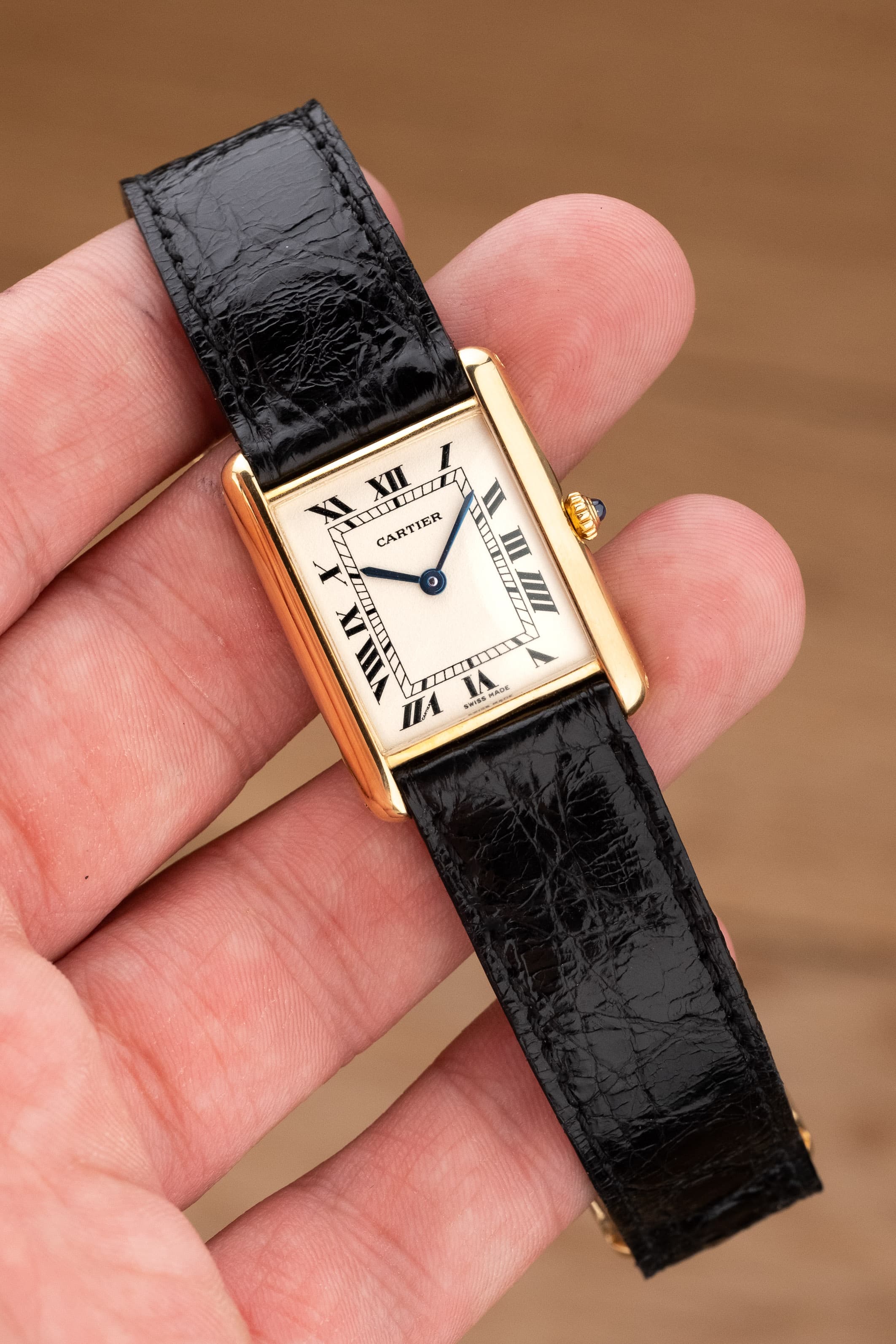 SMXY Cartier Tank Louis réf. M2000 en or jaune, circa 1990 – Parfait état et Boucle déployante en or - Lifestyle