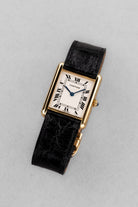SMXY Cartier Tank Louis réf. M2000 en or jaune, circa 1990 – Parfait état et Boucle déployante en or - Three Quarters