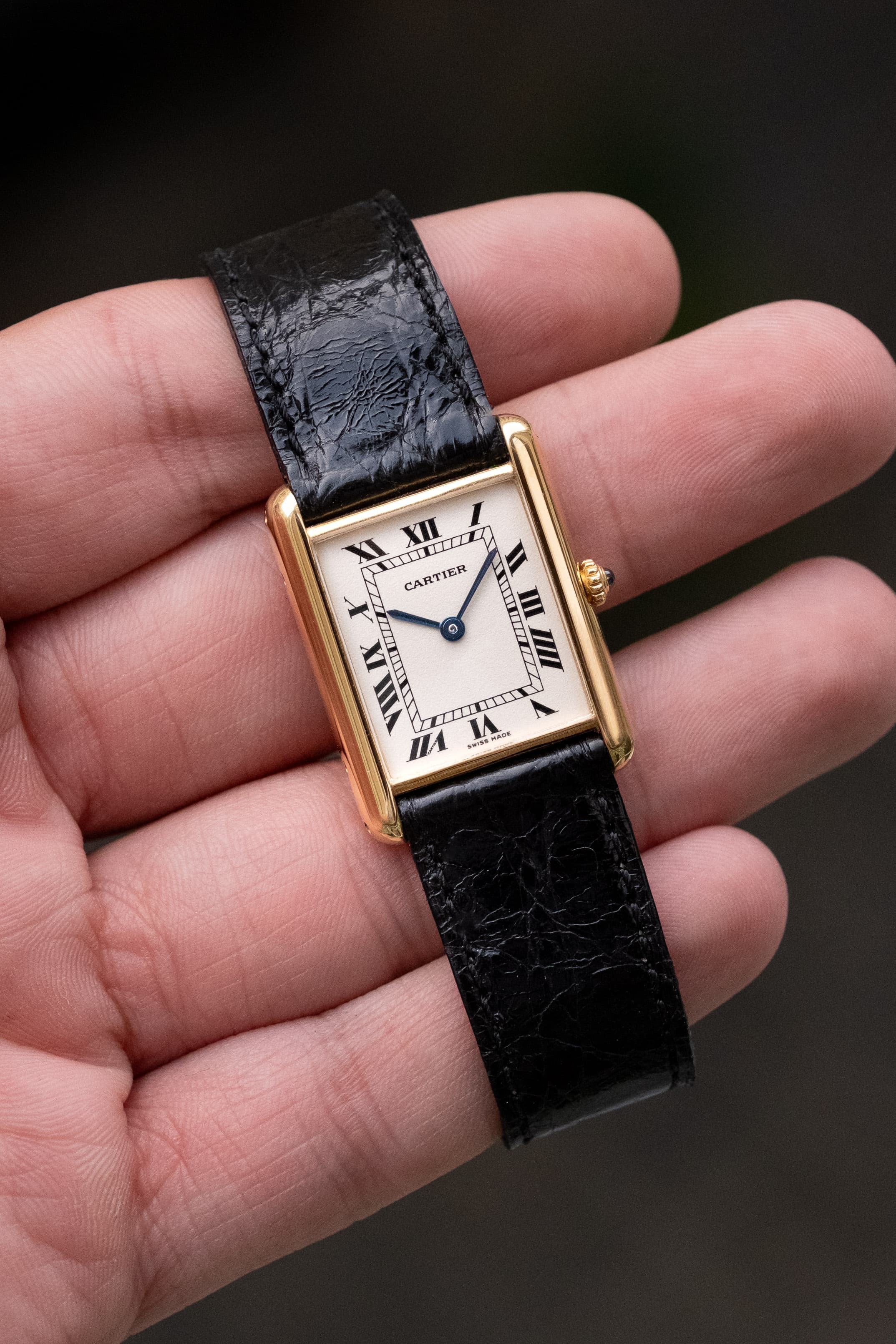 SMXY Cartier Tank Louis réf. M2000 en or jaune, circa 1990 – Parfait état et Boucle déployante en or - Wristshot