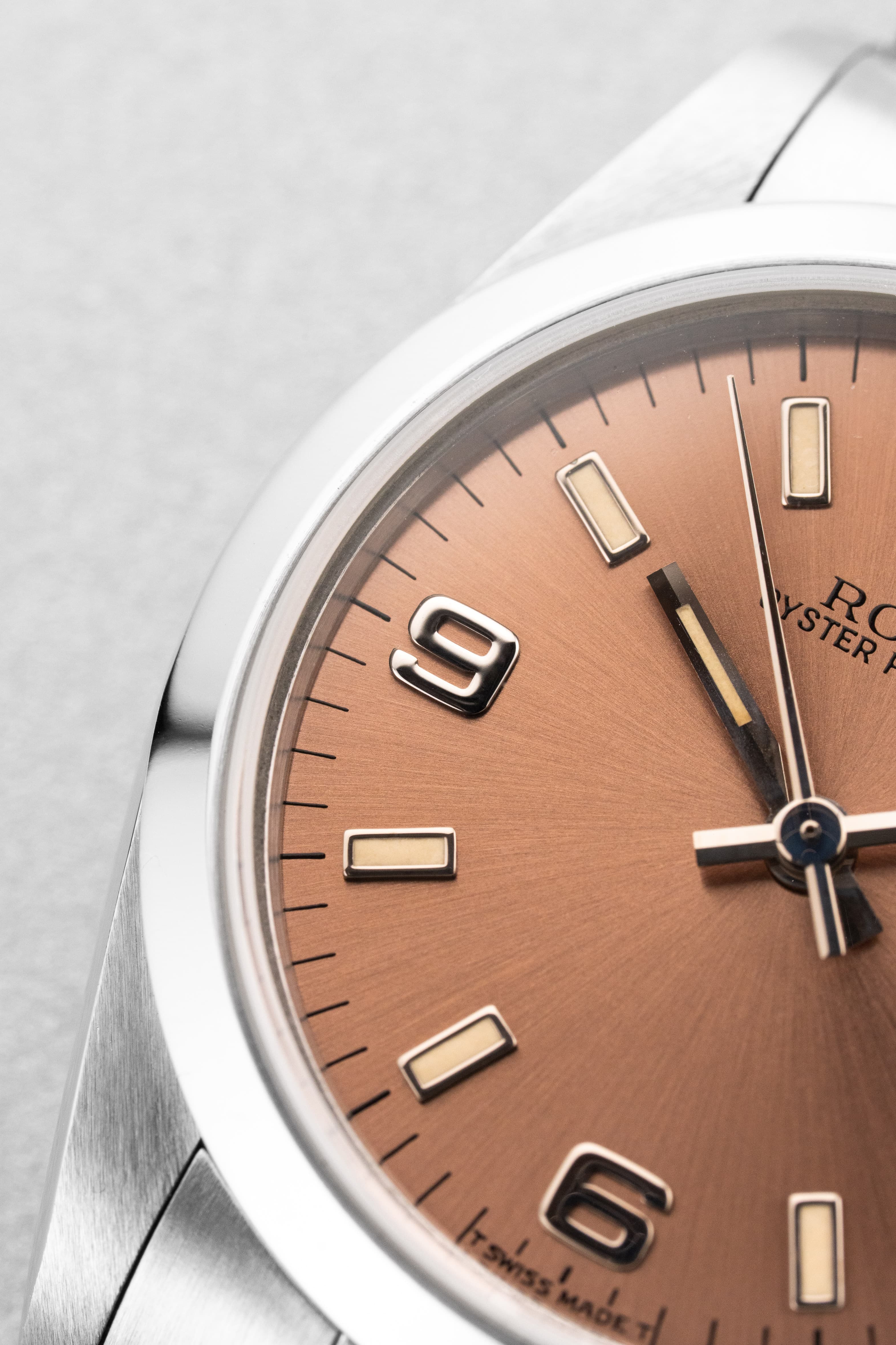 SUK2 Rolex Oyster Perpetual 31 réf. 67480 de 1997-1998 – Garantie Rolex d’origine + Cadran rose/saumon « Explorer 3-6-9 » - Dial