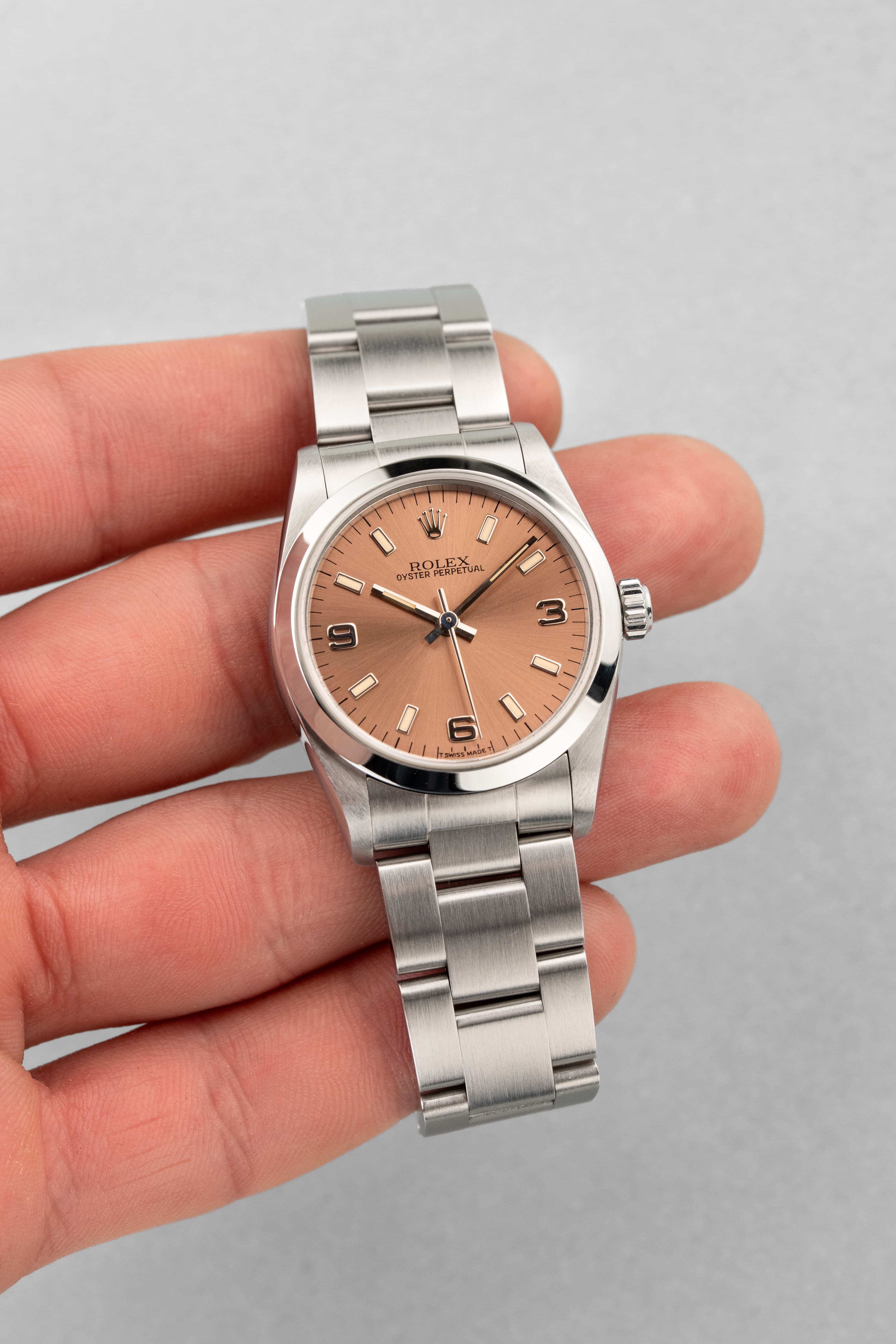 SUK2 Rolex Oyster Perpetual 31 réf. 67480 de 1997-1998 – Garantie Rolex d’origine + Cadran rose/saumon « Explorer 3-6-9 » - Lifestyle