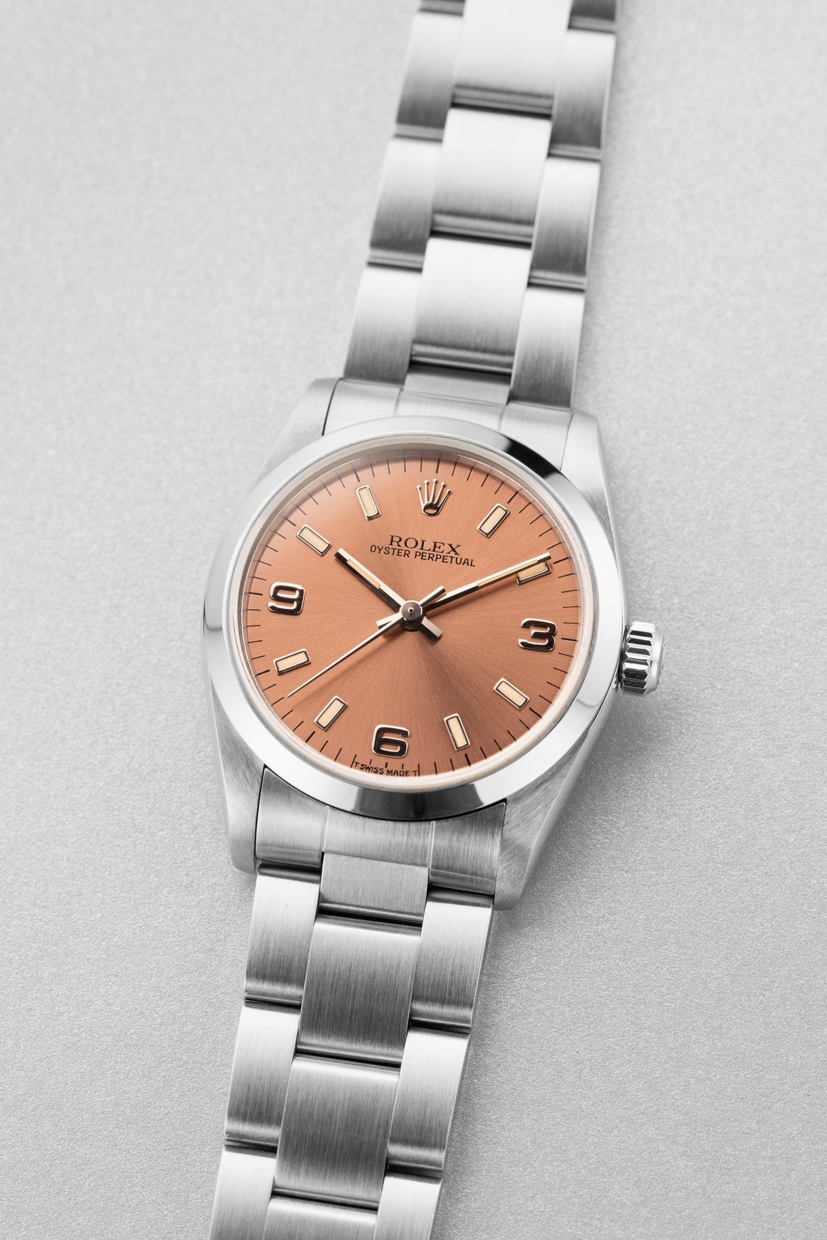 SUK2 Rolex Oyster Perpetual 31 réf. 67480 de 1997-1998 – Garantie Rolex d’origine + Cadran rose/saumon « Explorer 3-6-9 » - Three Quarters